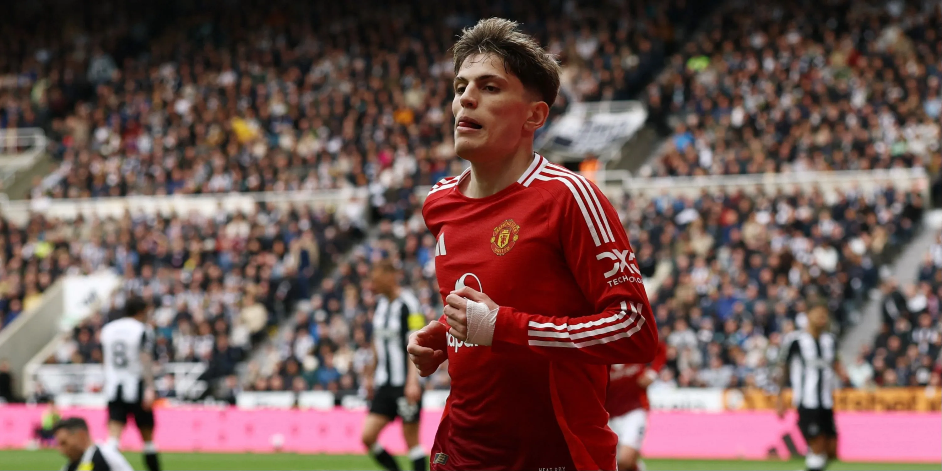 Alejandro Garnacho ăn mừng bàn thắng trong màu áo Man United - một trong những cầu thủ chạy cánh đang được Chelsea quan tâm