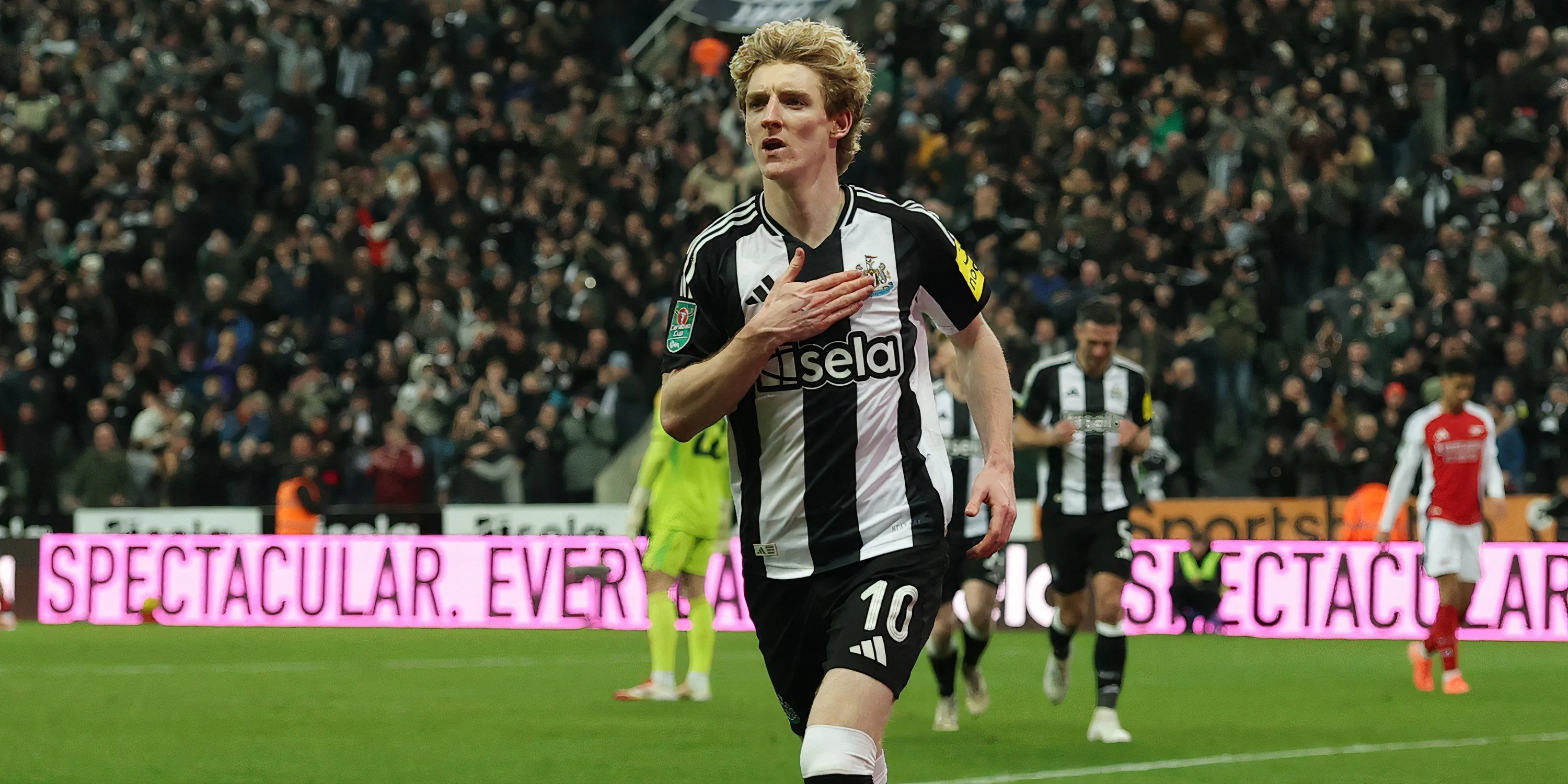 Anthony Gordon cùng HLV Eddie Howe, bộ đôi quan trọng của Newcastle United tại Premier League