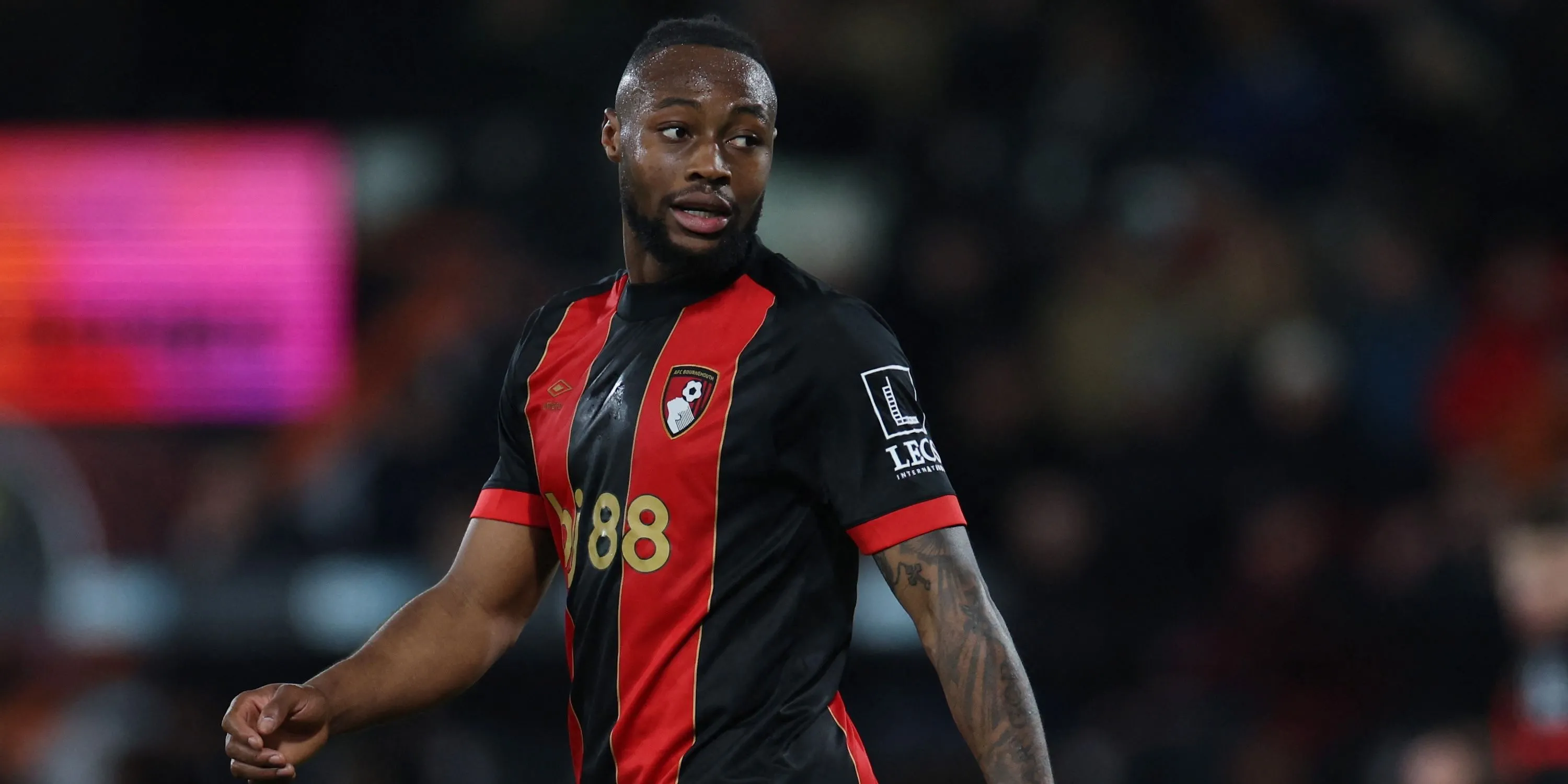 Antoine Semenyo trong màu áo AFC Bournemouth nhìn về phía trước