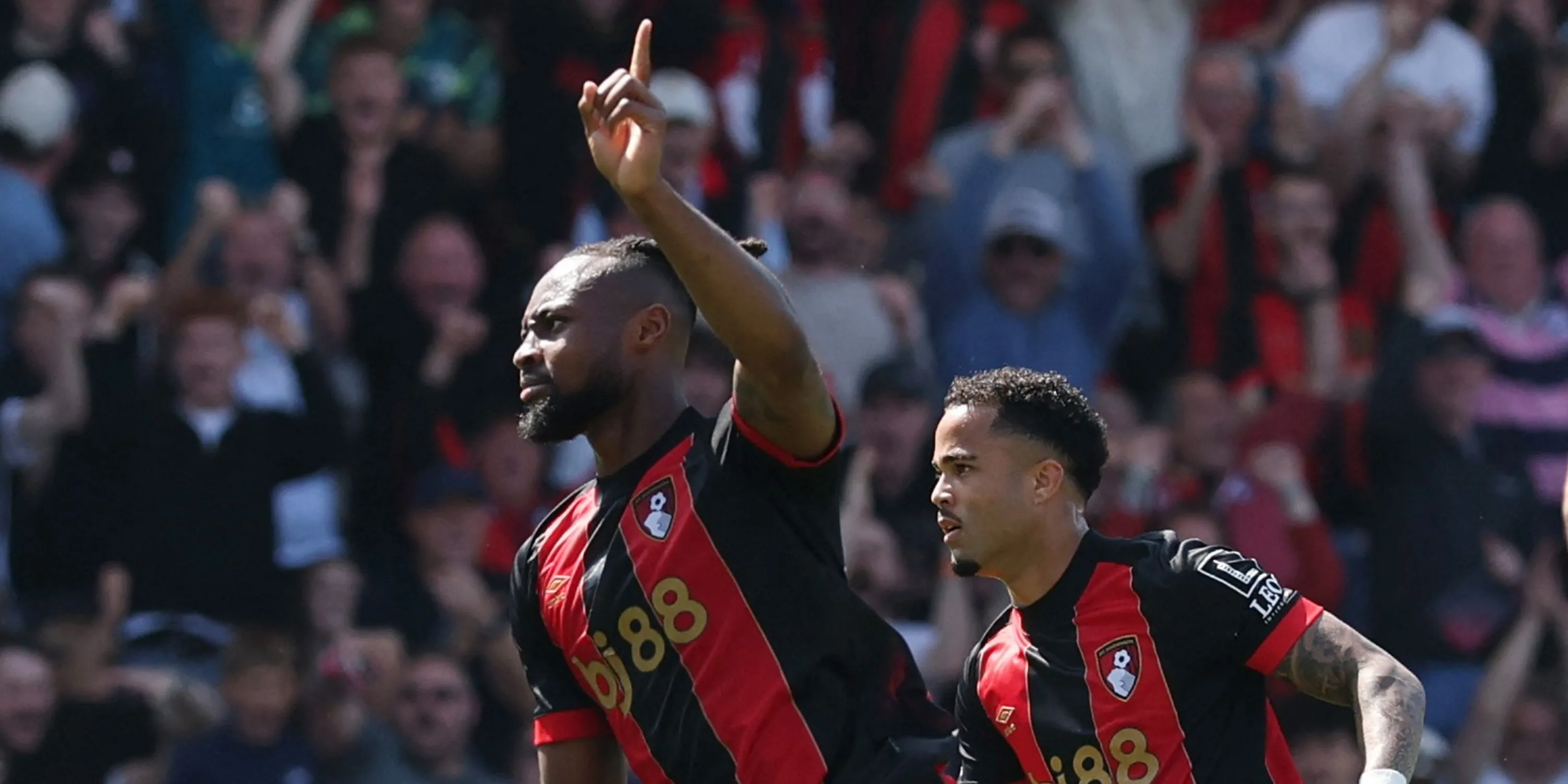 Antoine Semenyo trong màu áo Bournemouth đang rê bóng