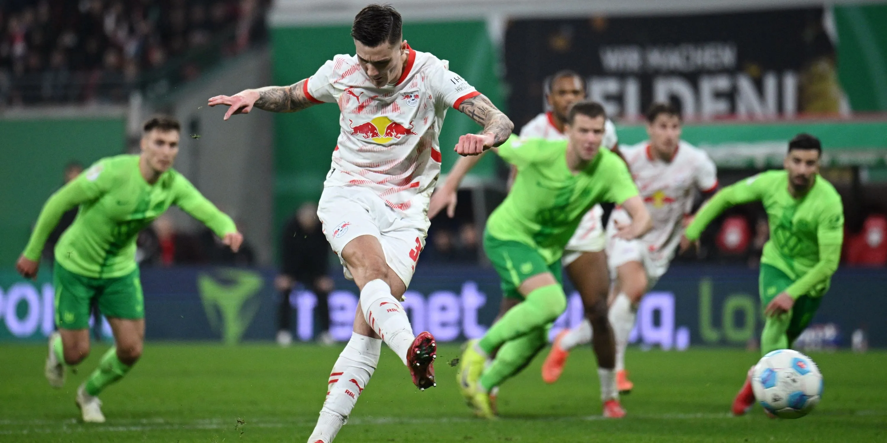 Benjamin Sesko ghi bàn từ chấm penalty cho RB Leipzig
