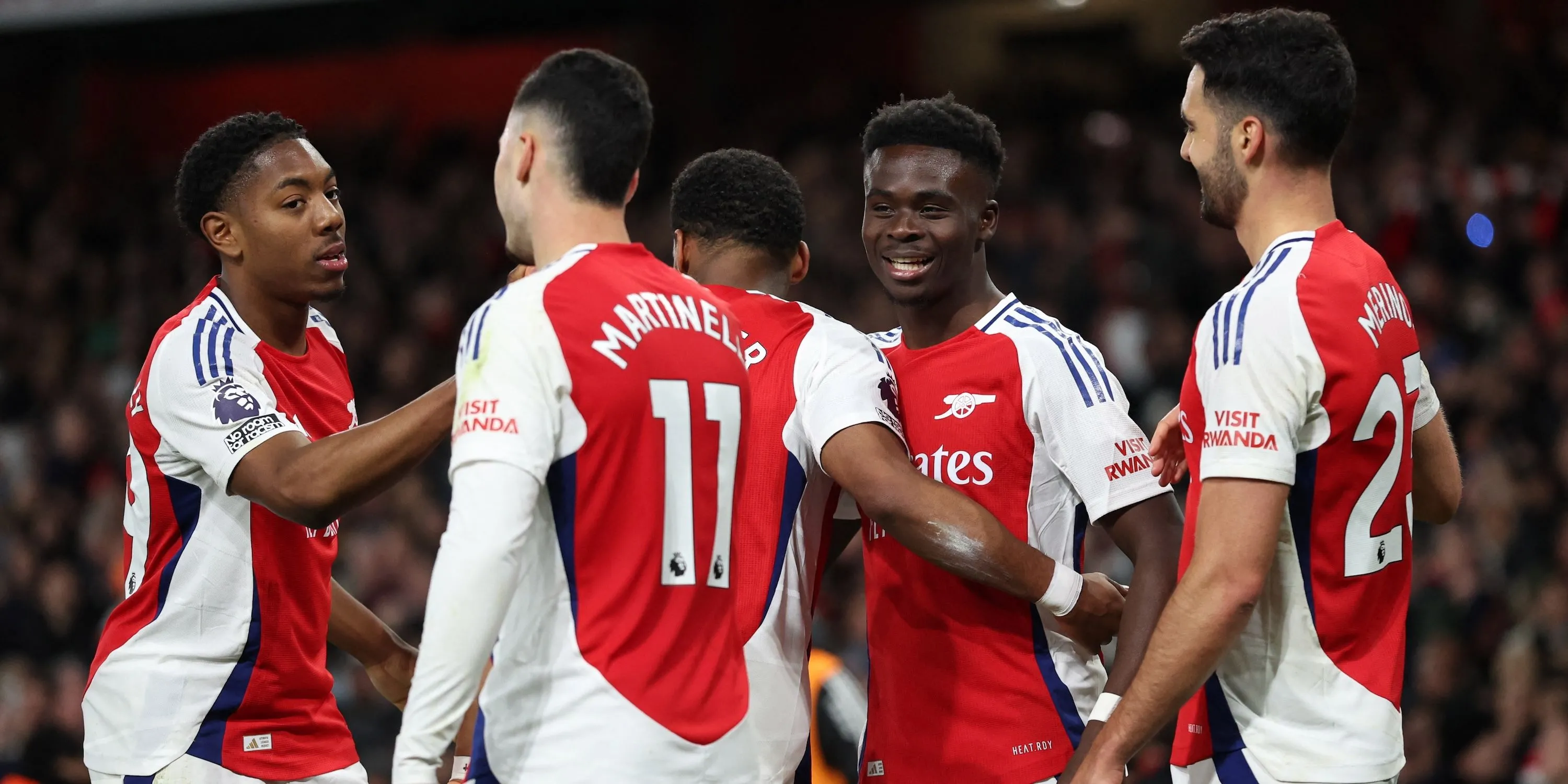 Bukayo Saka ăn mừng bàn thắng cùng đồng đội tại Arsenal