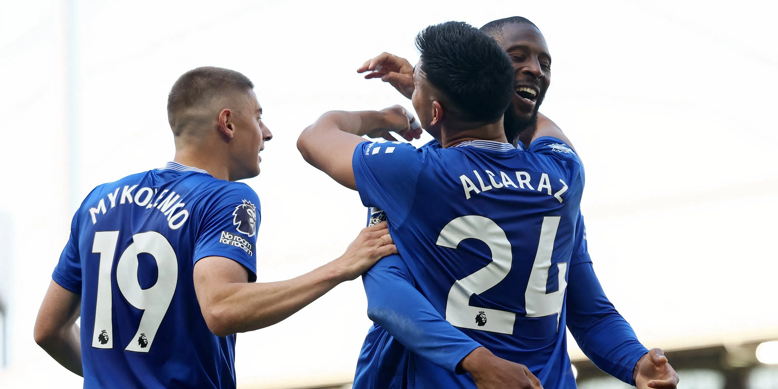 Các cầu thủ Everton ăn mừng chiến thắng quan trọng tại Premier League