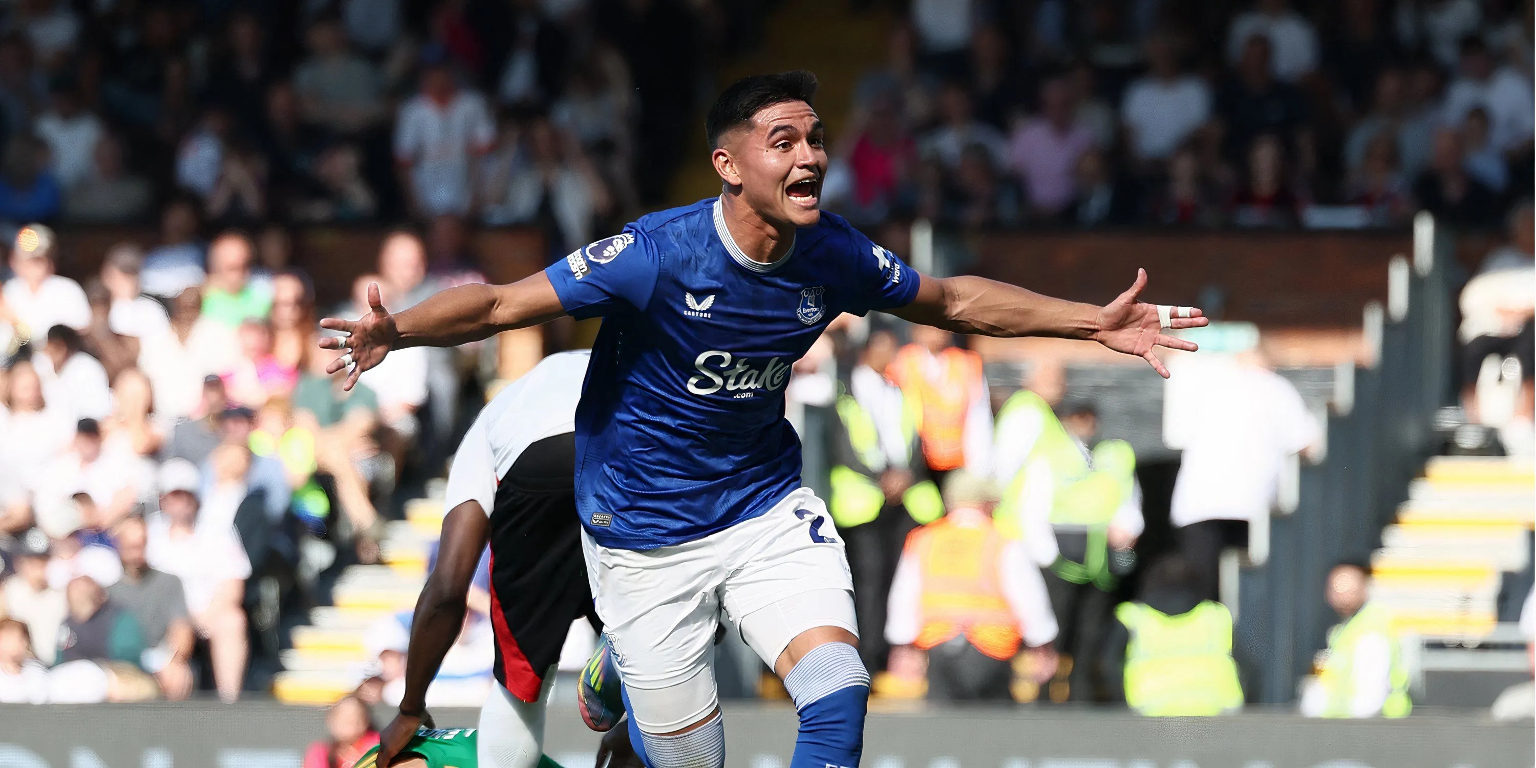 Carlos Alcaraz, tiền vệ kiến thiết của Everton, trong một pha xử lý bóng
