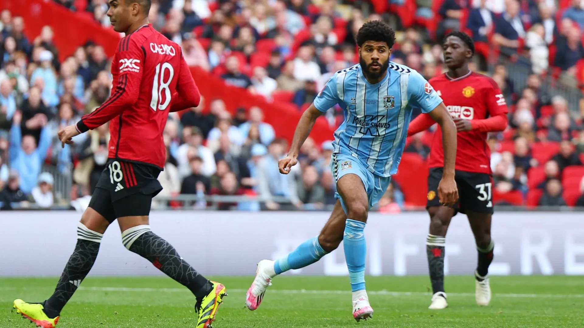 Ellis Simms trong một pha ghi bàn cho Coventry City
