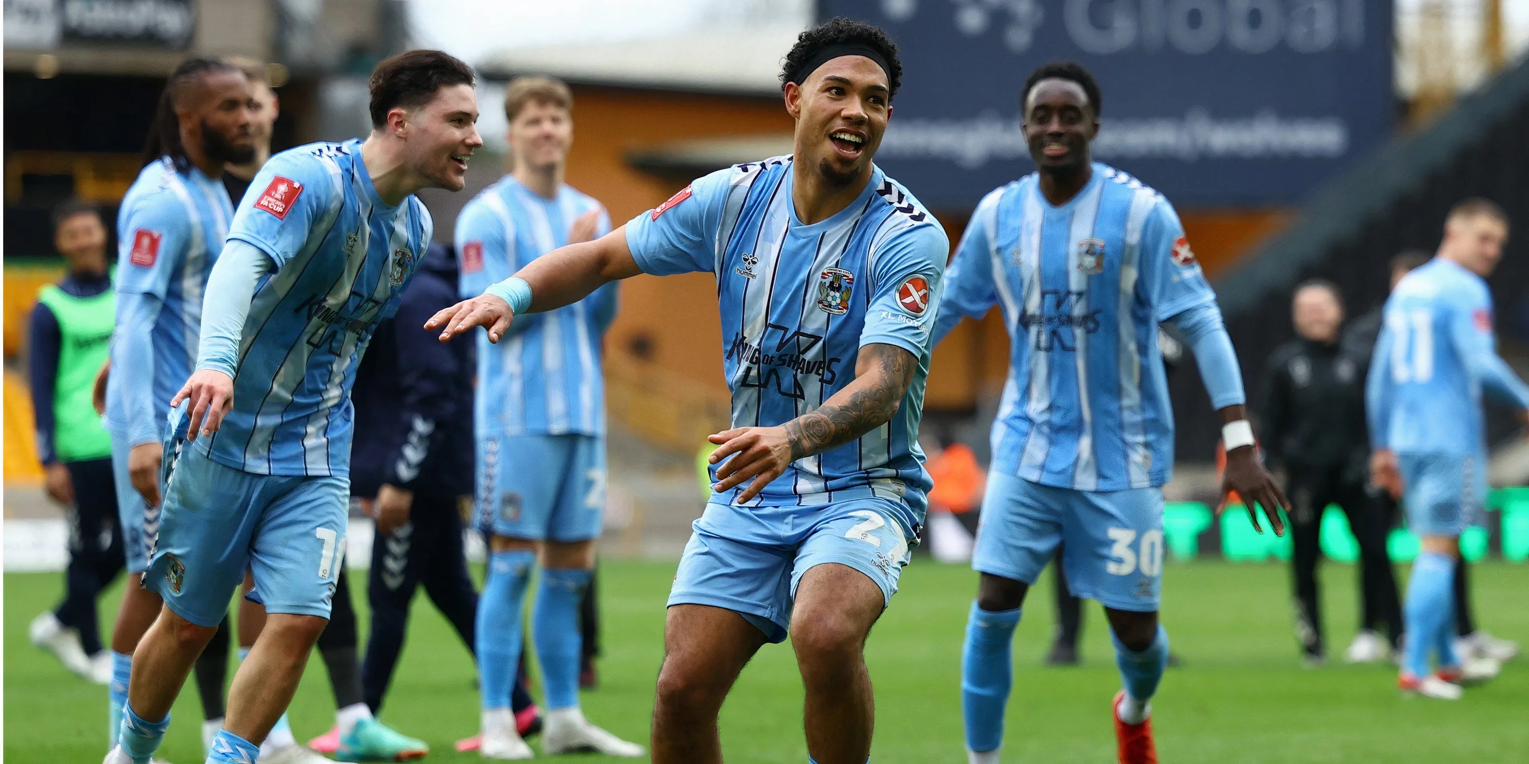 Hậu vệ Milan van Ewijk của Coventry City, mục tiêu của Everton