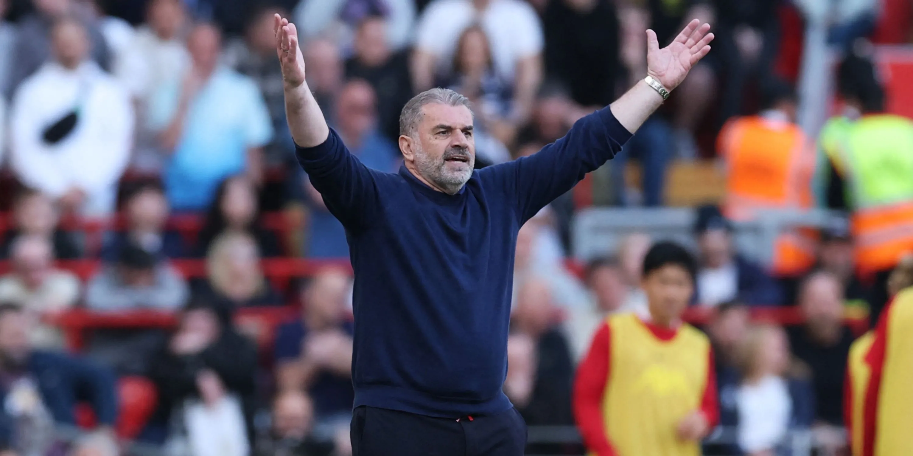 HLV Ange Postecoglou trong một trận đấu của Tottenham tại Ngoại hạng Anh