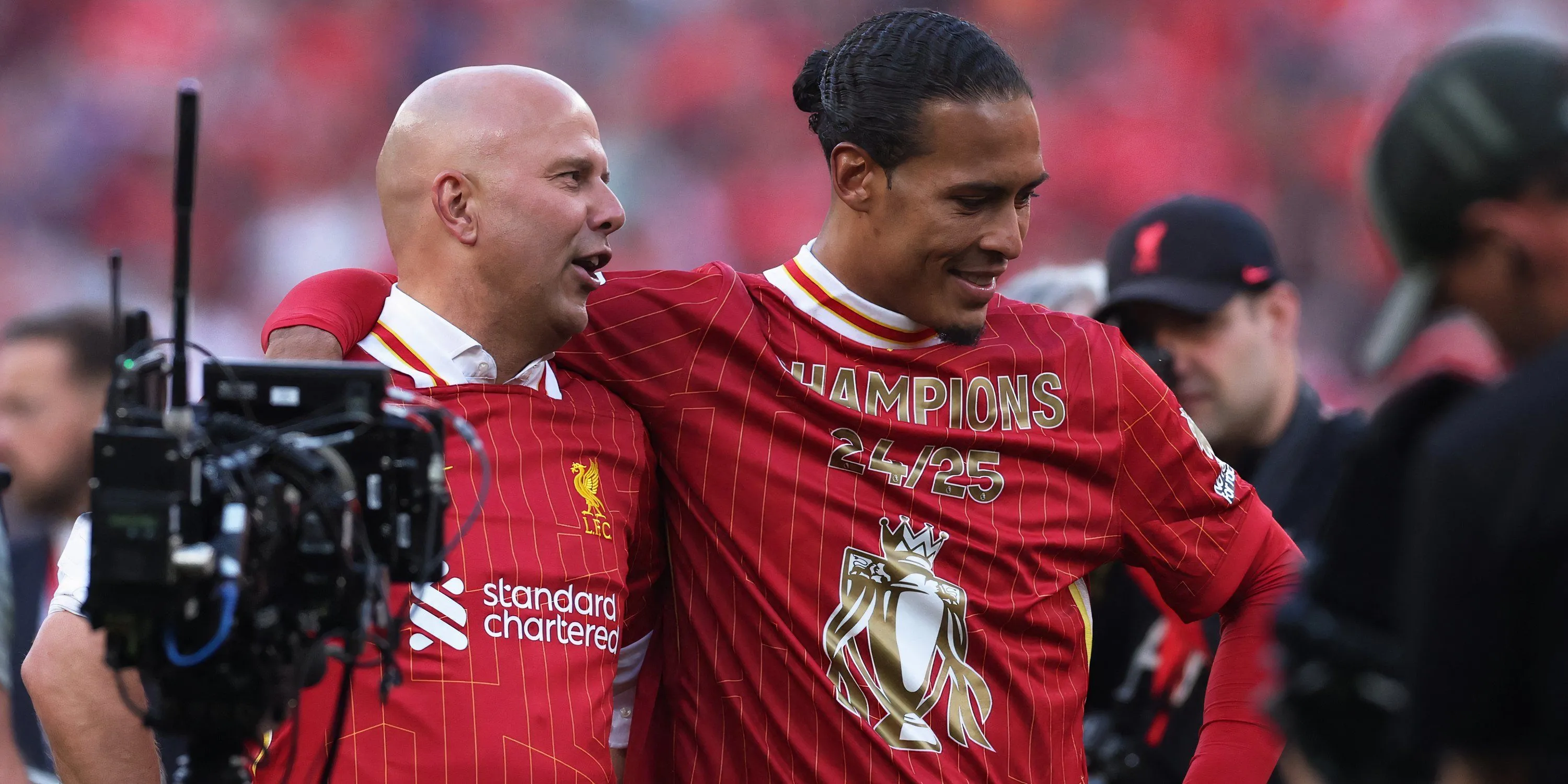 HLV Arne Slot và trung vệ Virgil van Dijk của Liverpool thảo luận chiến thuật cho mùa giải mới