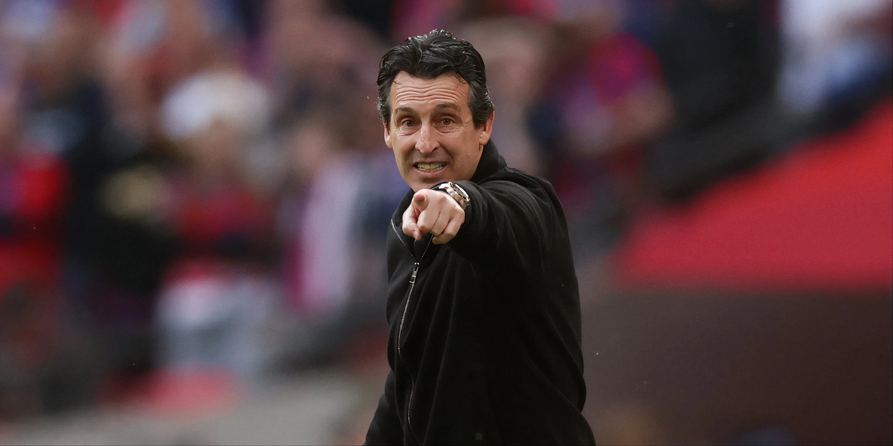 HLV Unai Emery đang chỉ đạo các cầu thủ Aston Villa trong một buổi tập