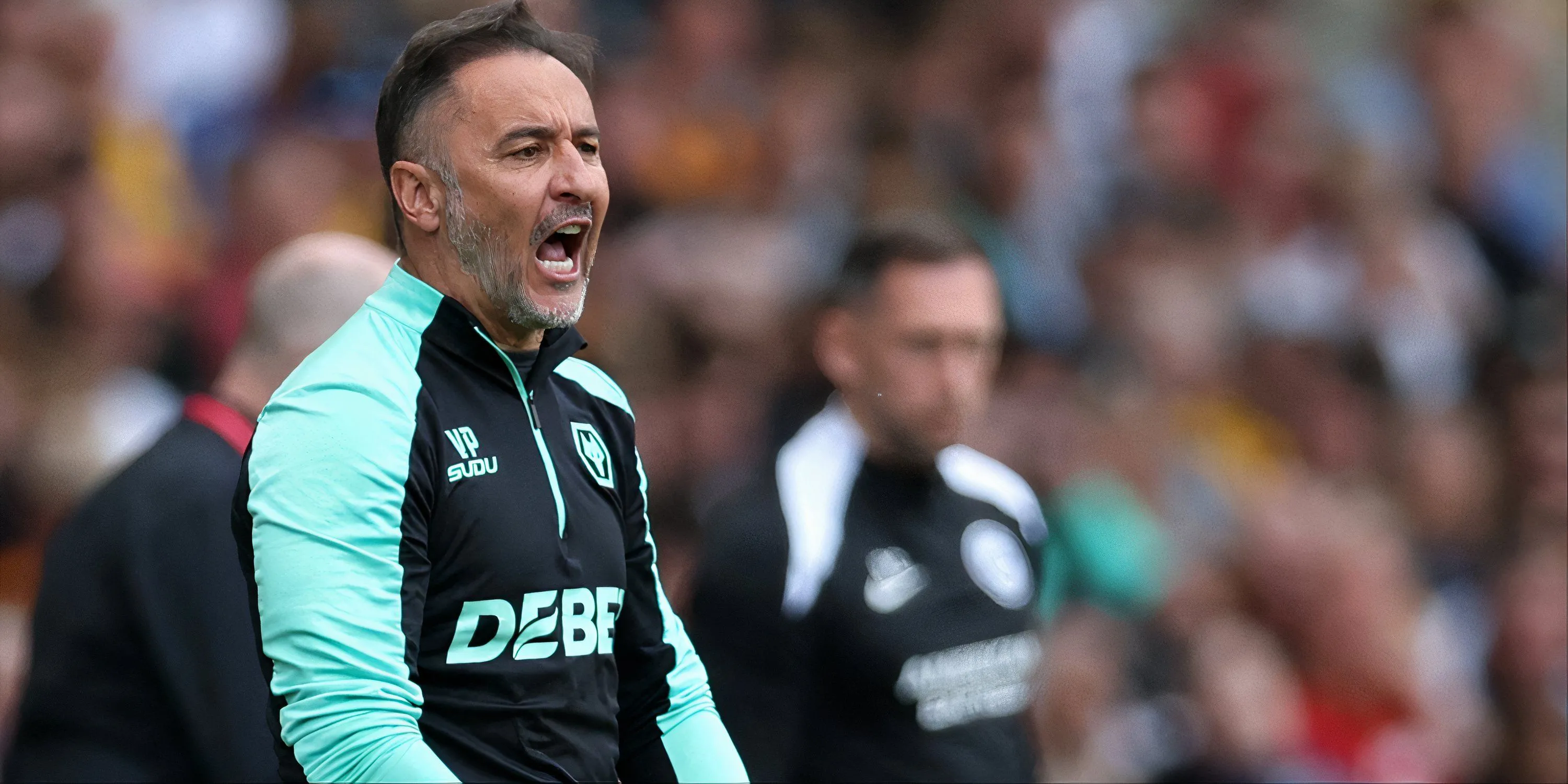 HLV Vitor Pereira của Wolves đang chỉ đạo các cầu thủ trong một trận đấu