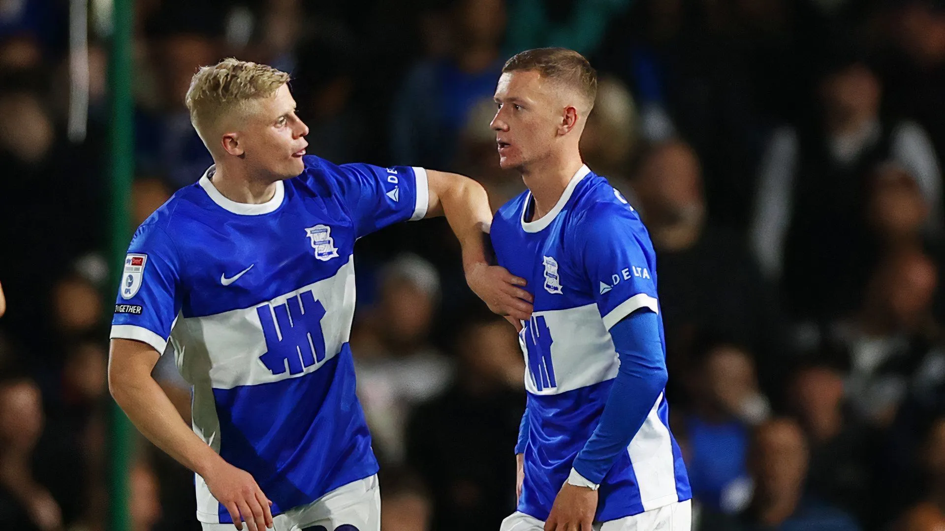 Jay Stansfield tranh bóng với hậu vệ Alex Cochrane