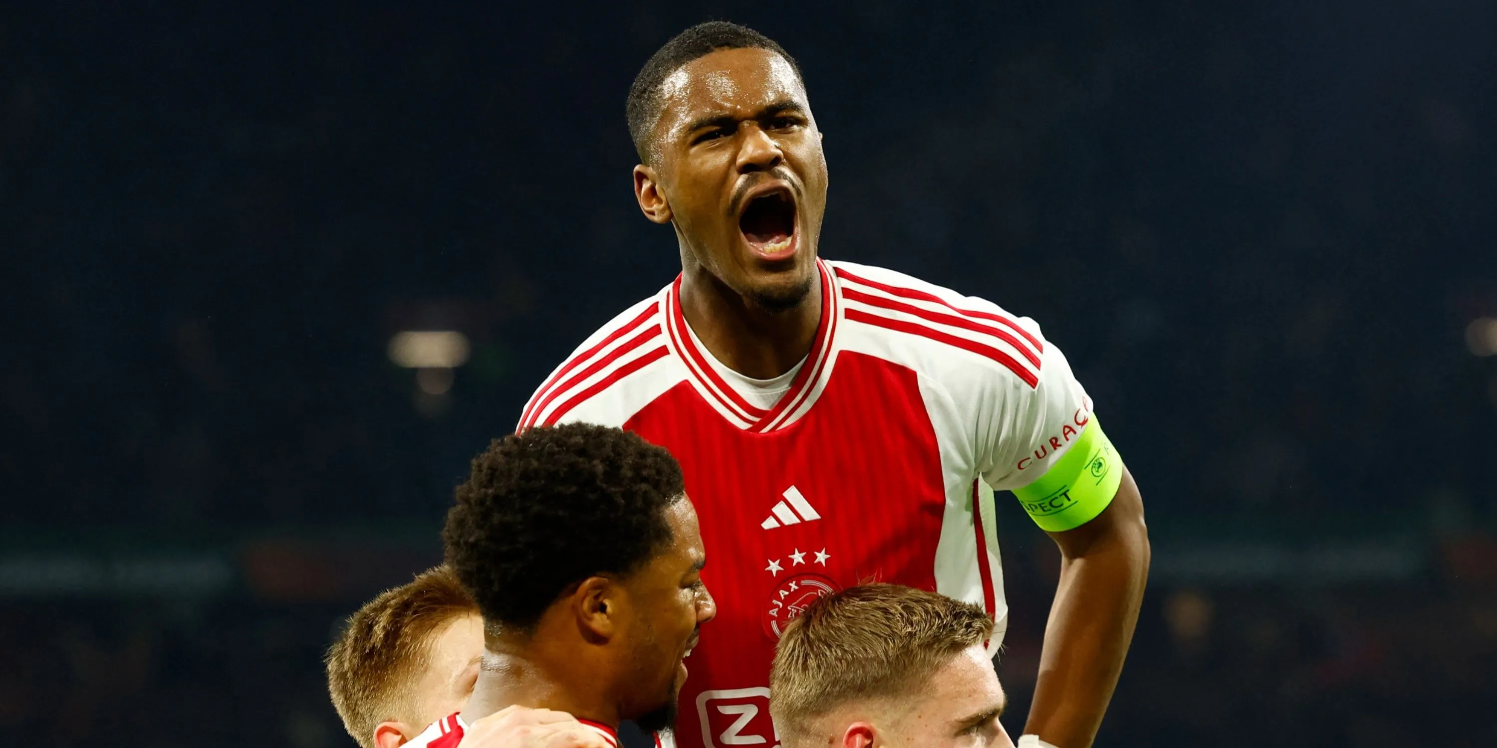 Jorrel Hato thi đấu cho Ajax, thể hiện phong độ ấn tượng tại Eredivisie