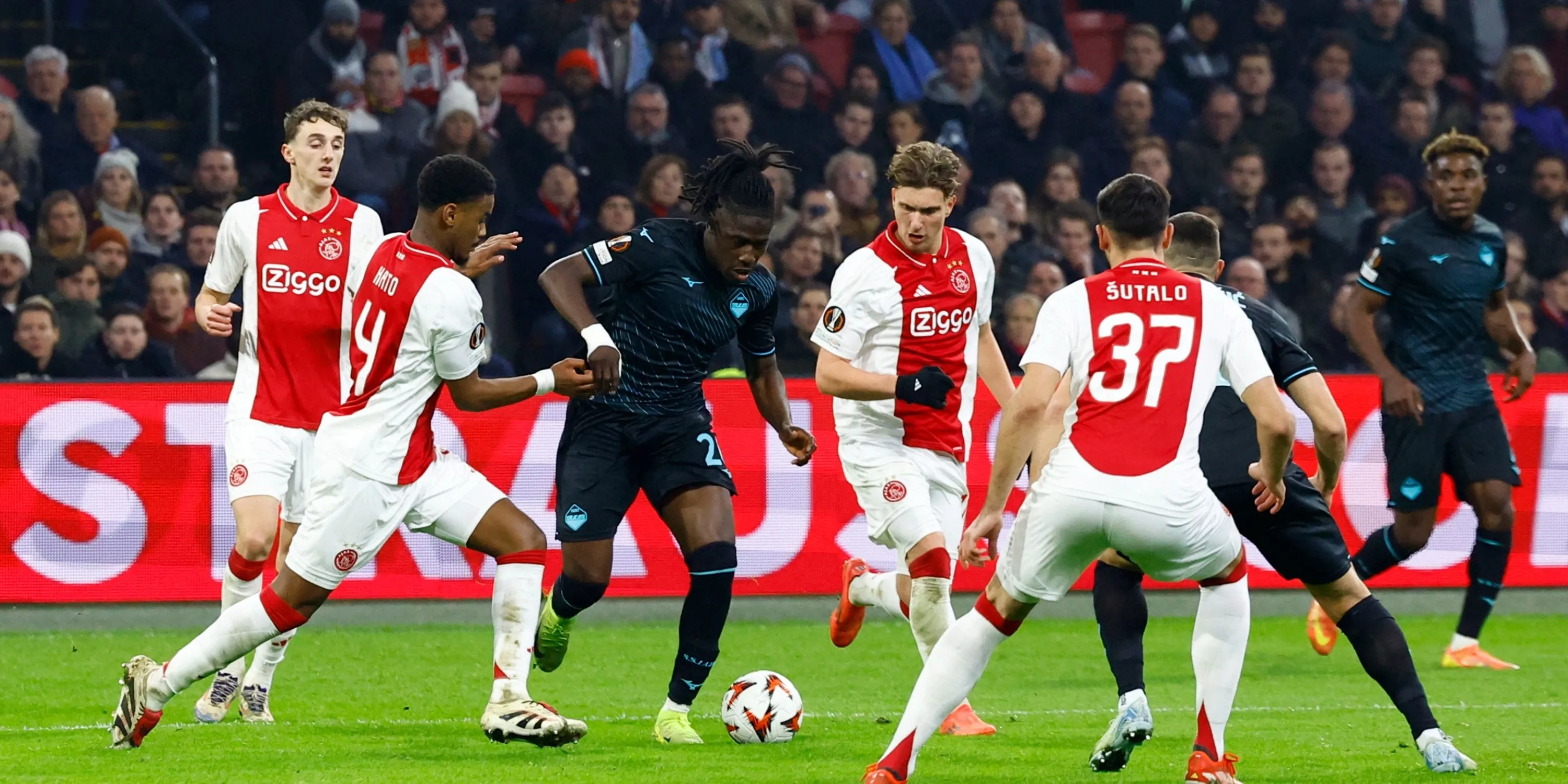 Jorrel Hato trình diễn khả năng cầm bóng và chuyền bóng từ hàng phòng ngự Ajax