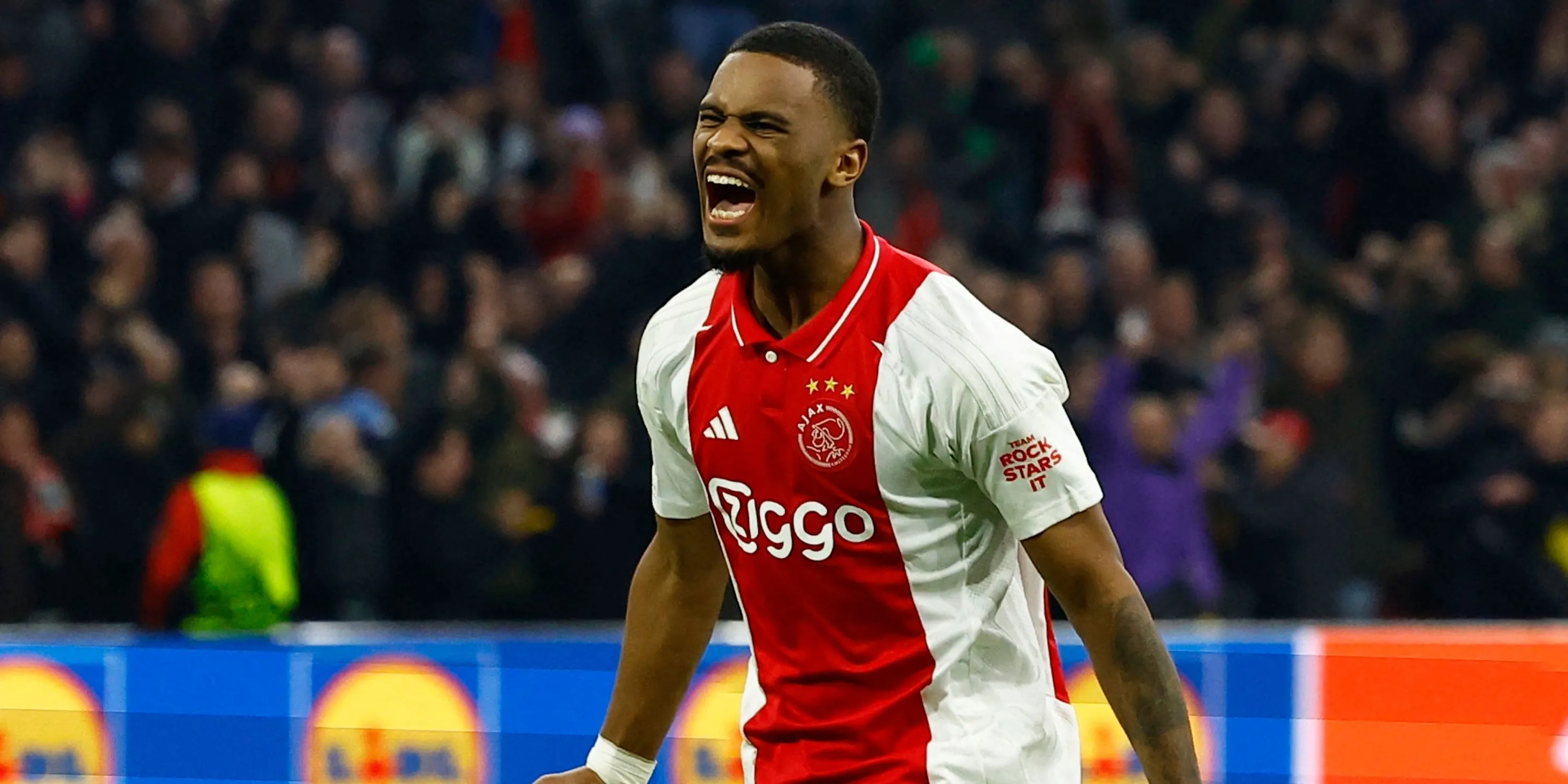 Jorrel Hato, trung vệ trẻ tài năng của Ajax, đang là mục tiêu hàng đầu của Chelsea