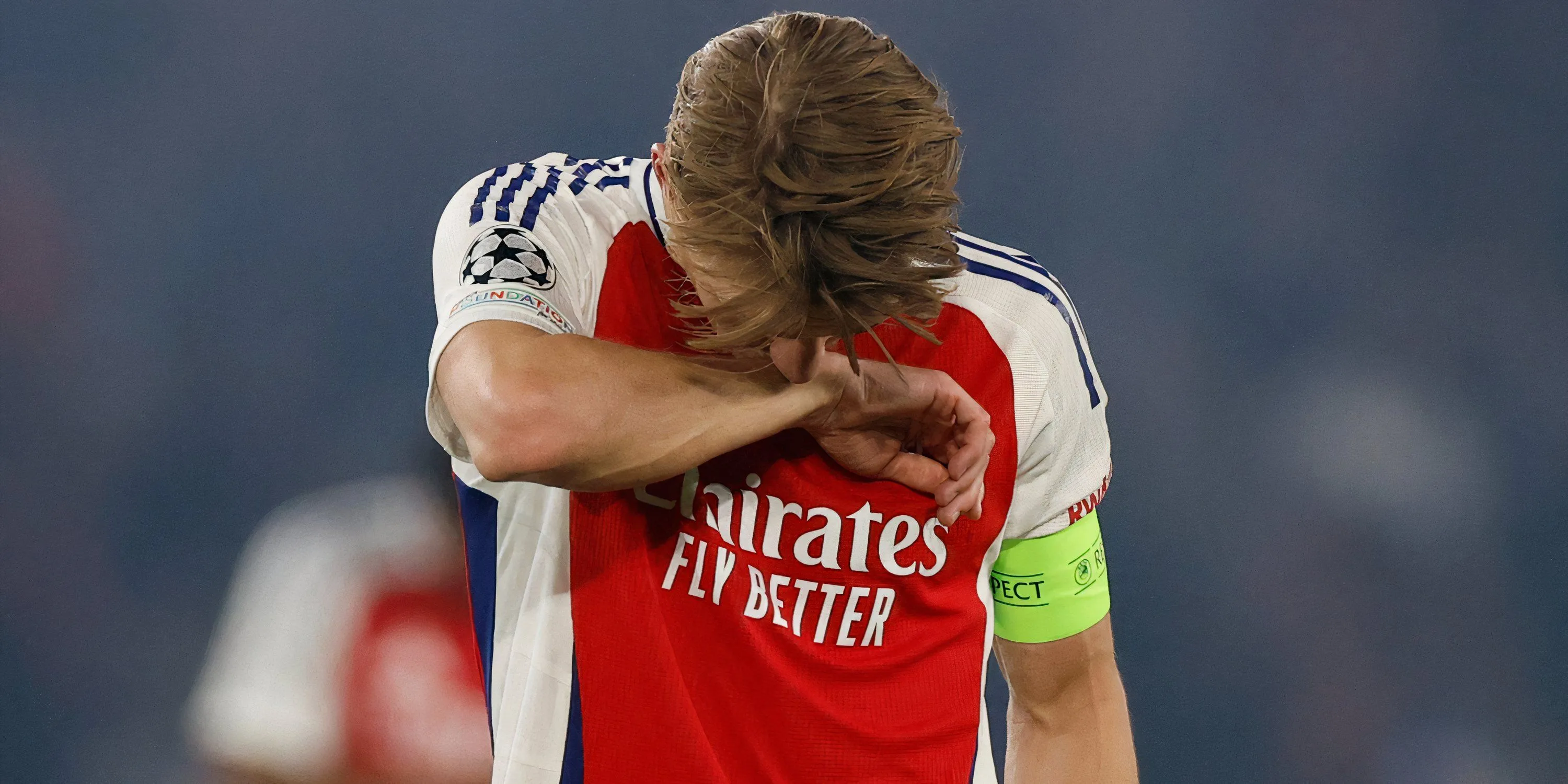 Martin Odegaard, đội trưởng hiện tại của Arsenal, biểu lộ sự thất vọng trong trận đấu gần đây.