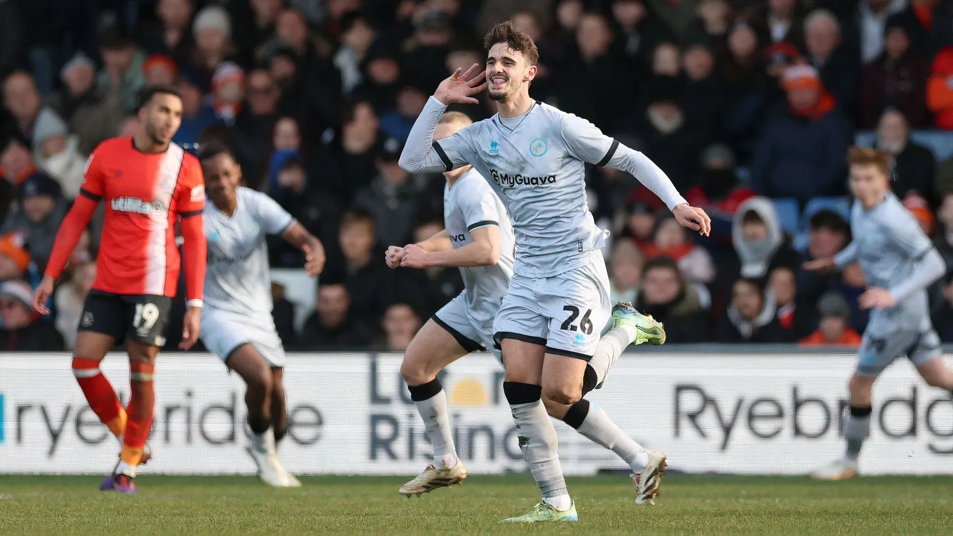 Mihailo Ivanovic ăn mừng bàn thắng cho Millwall, thể hiện phong độ cao