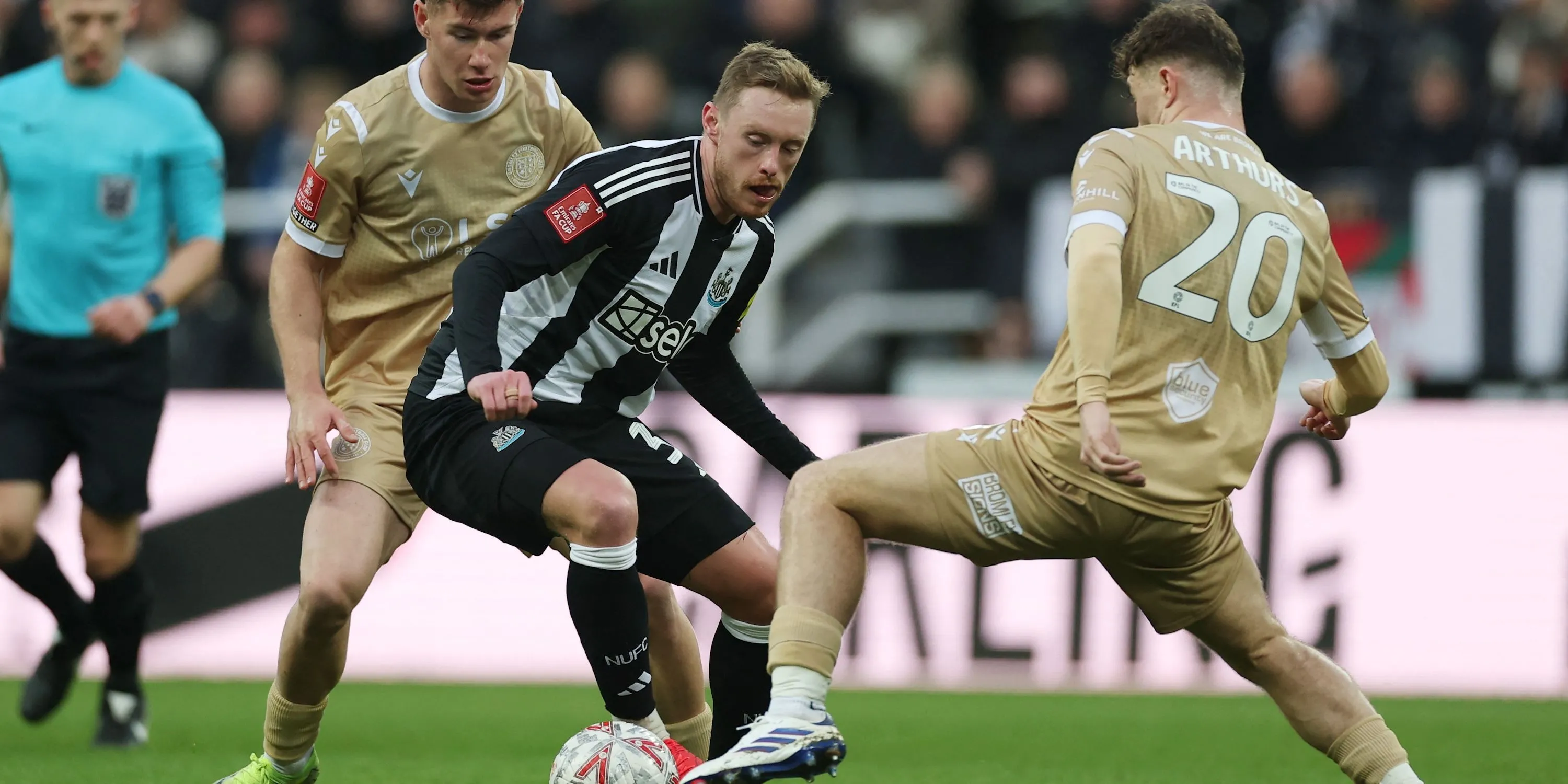 Sean Longstaff trong một pha tranh chấp bóng cho Newcastle United