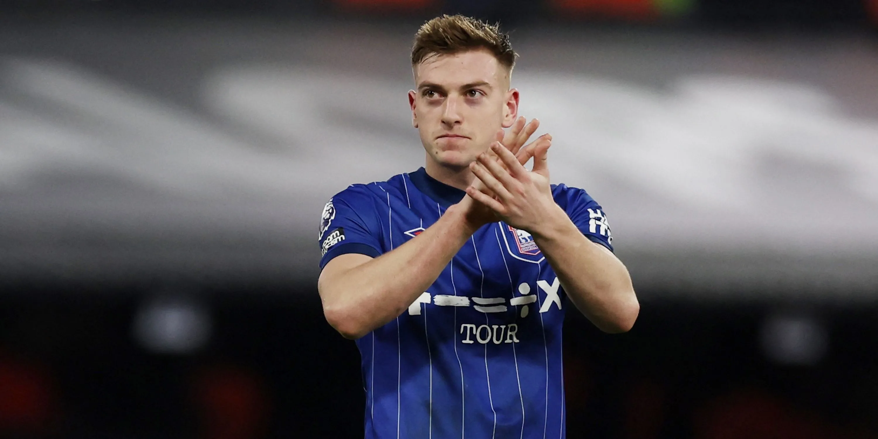 Tiền đạo Liam Delap của Ipswich Town vỗ tay tri ân cổ động viên, một mục tiêu tiềm năng cho hàng công Man Utd.