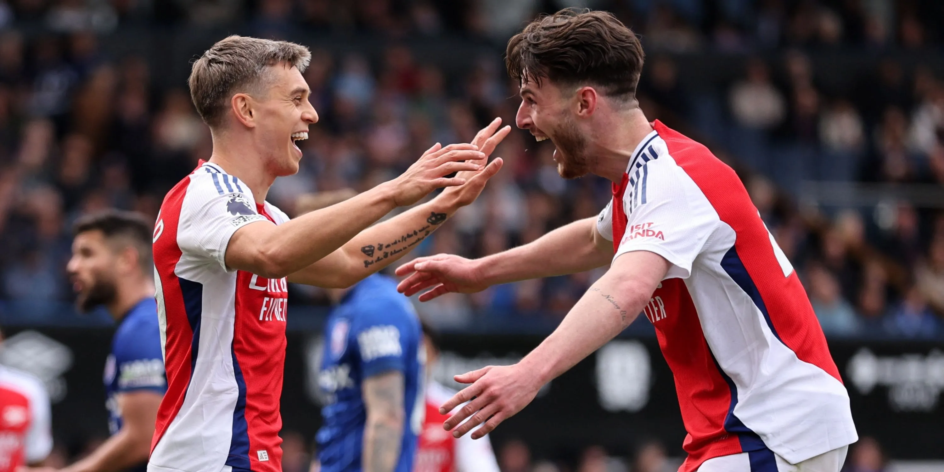 Tiền vệ Leandro Trossard cùng đồng đội trong màu áo Arsenal