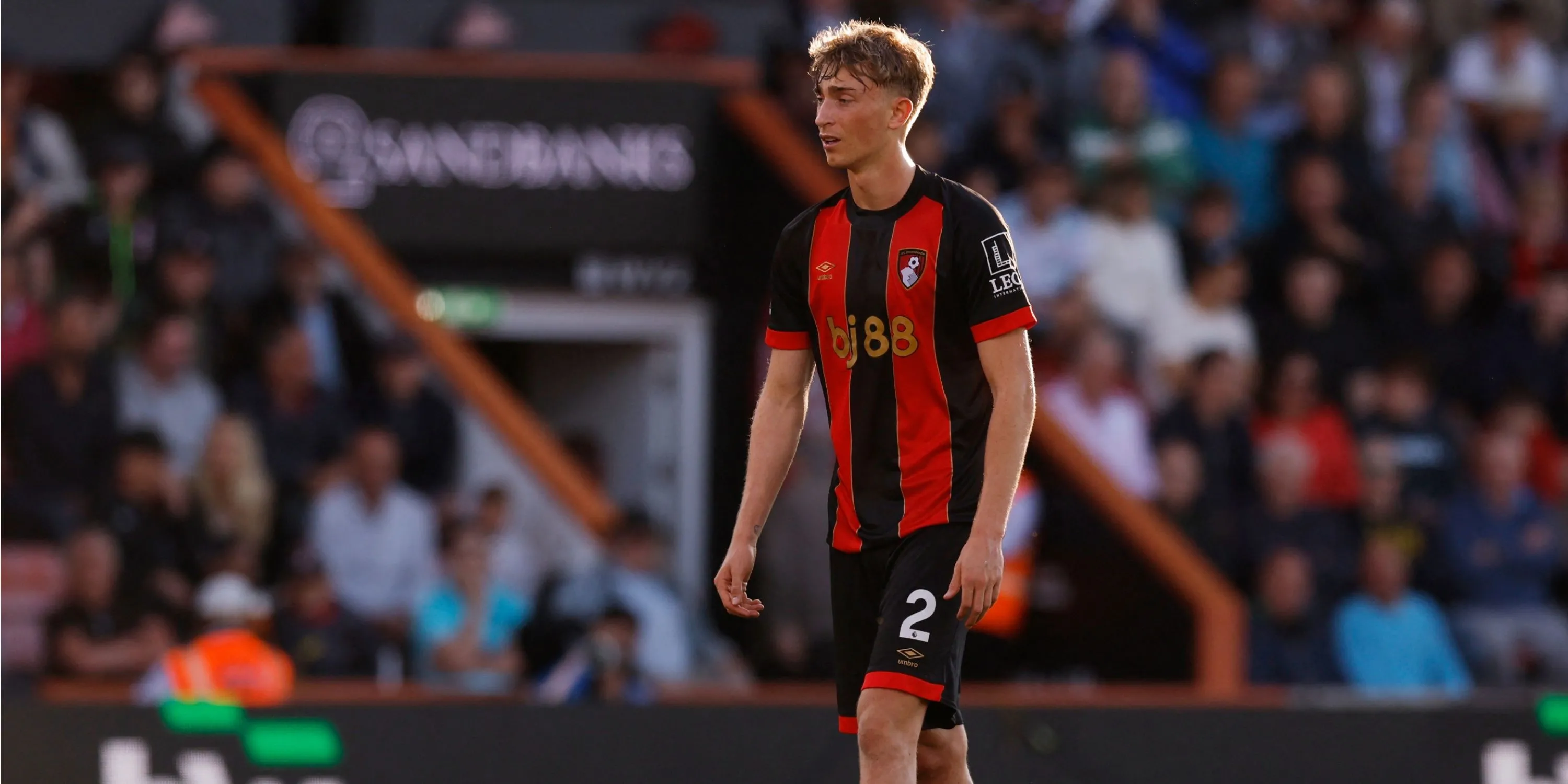 Trung vệ Dean Huijsen trong màu áo Bournemouth, mục tiêu Chelsea hụt mất