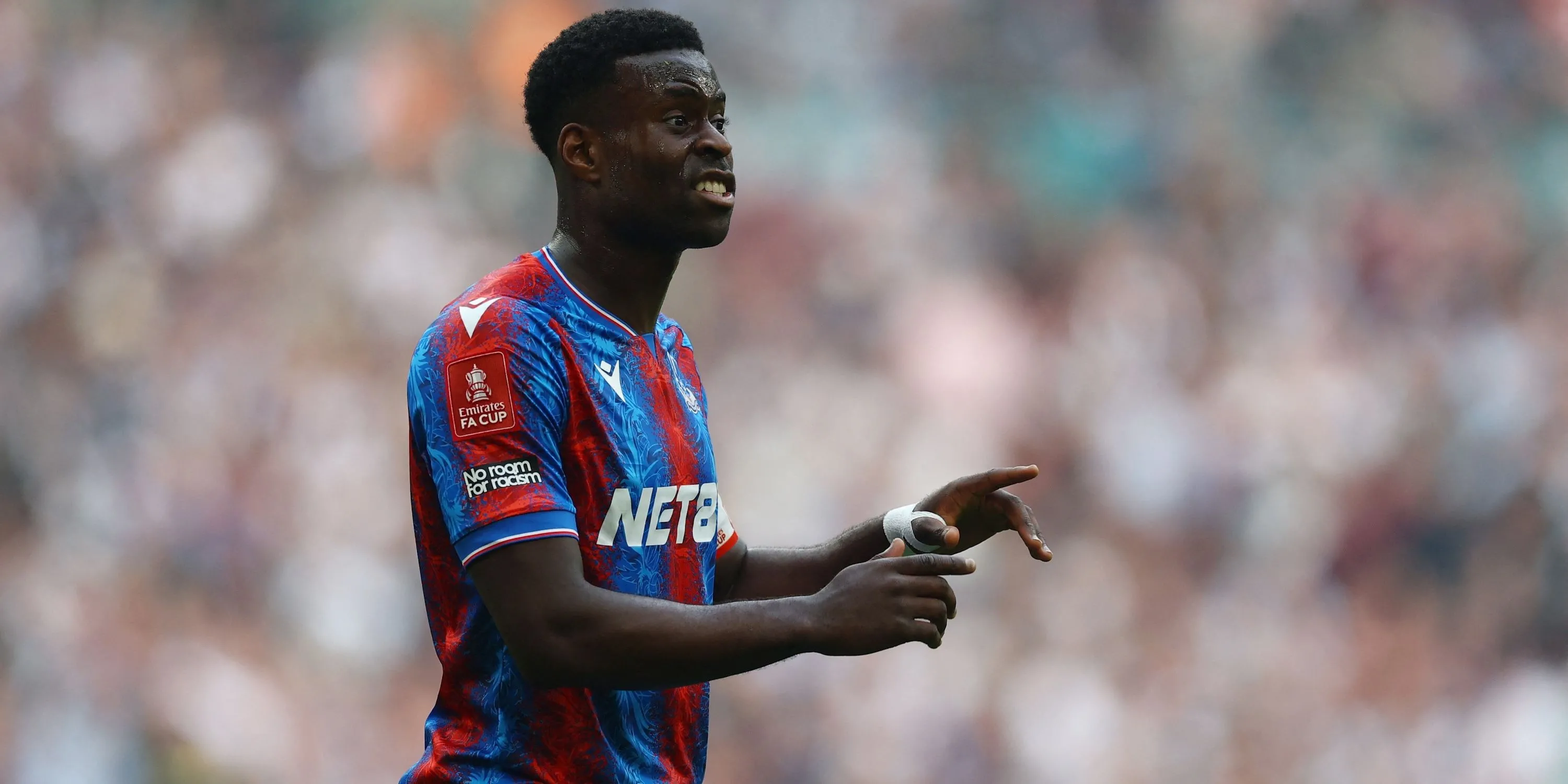 Trung vệ Marc Guehi của Crystal Palace trong một trận đấu
