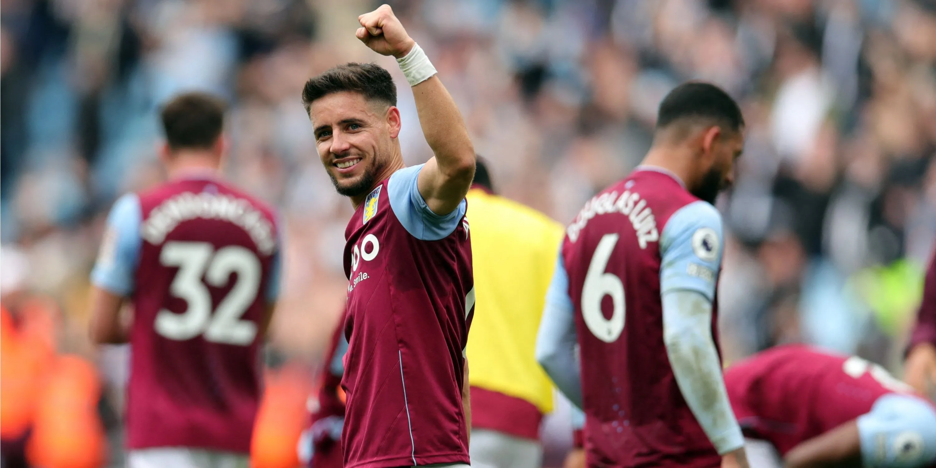 Alex Moreno của Aston Villa đi bóng, thể hiện khả năng tấn công.