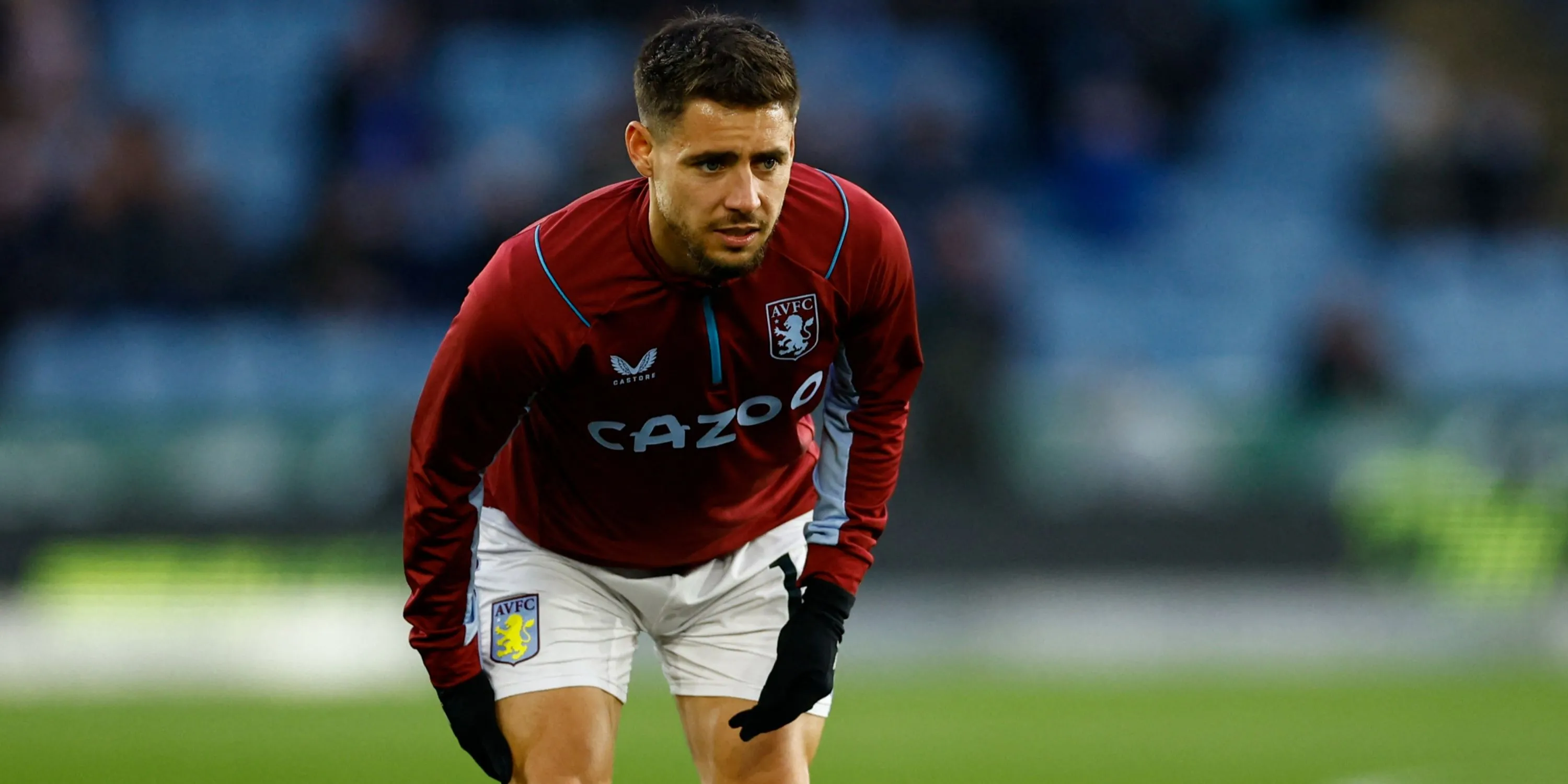 Alex Moreno trong màu áo Aston Villa, hậu vệ trái được Leeds United quan tâm.