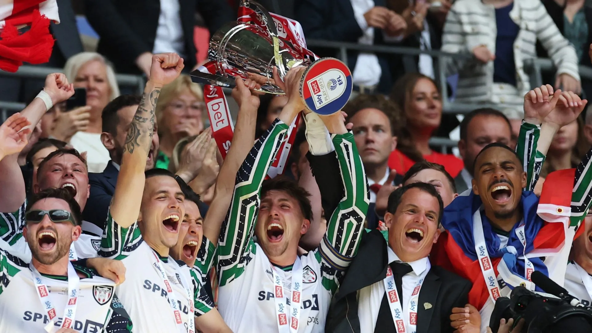 Đội trưởng Dan Neil nâng cúp vô địch play-off Championship cùng Sunderland