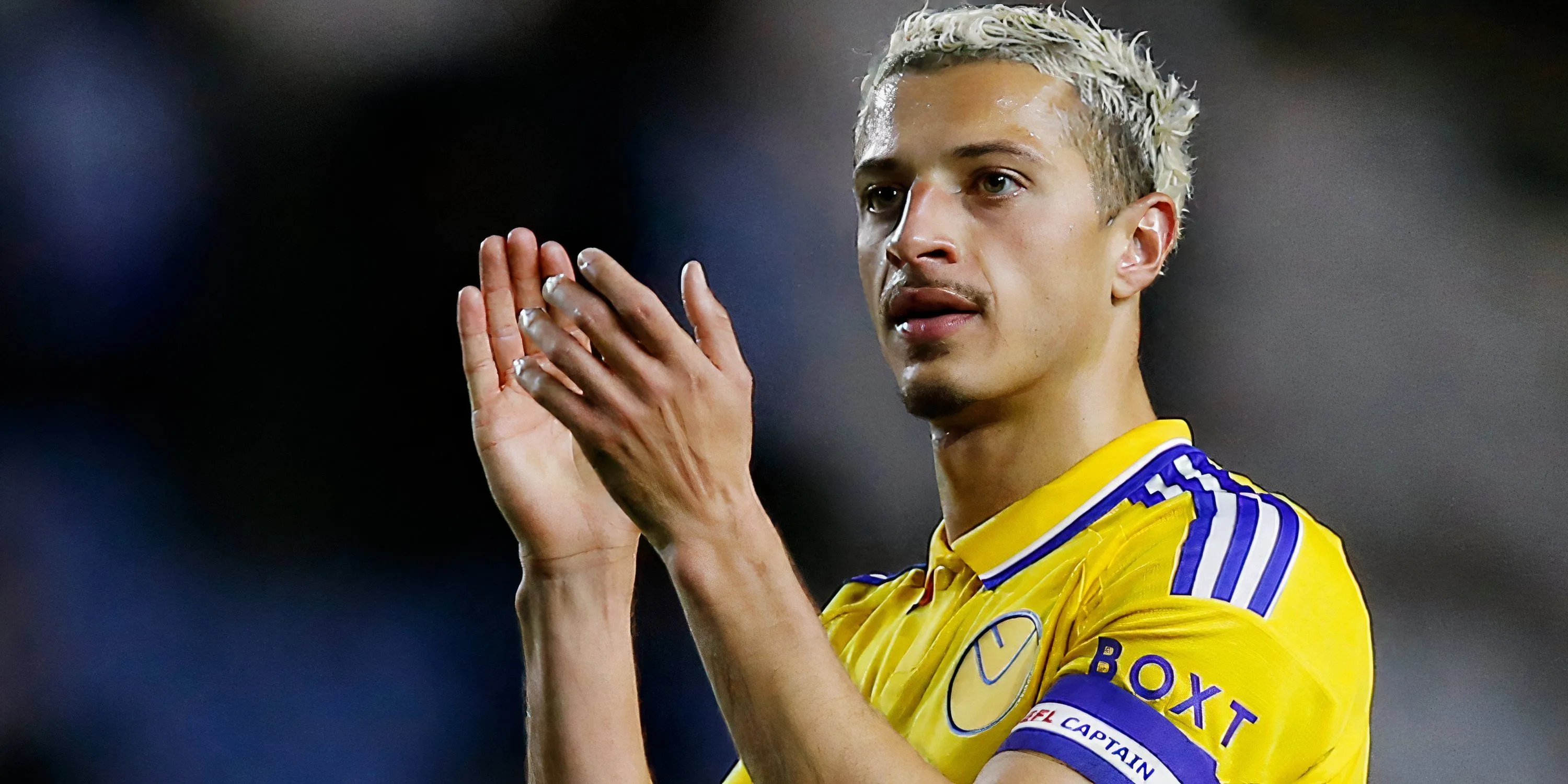 Ethan Ampadu, cầu thủ đa năng của Leeds United, thi đấu ở Championship.
