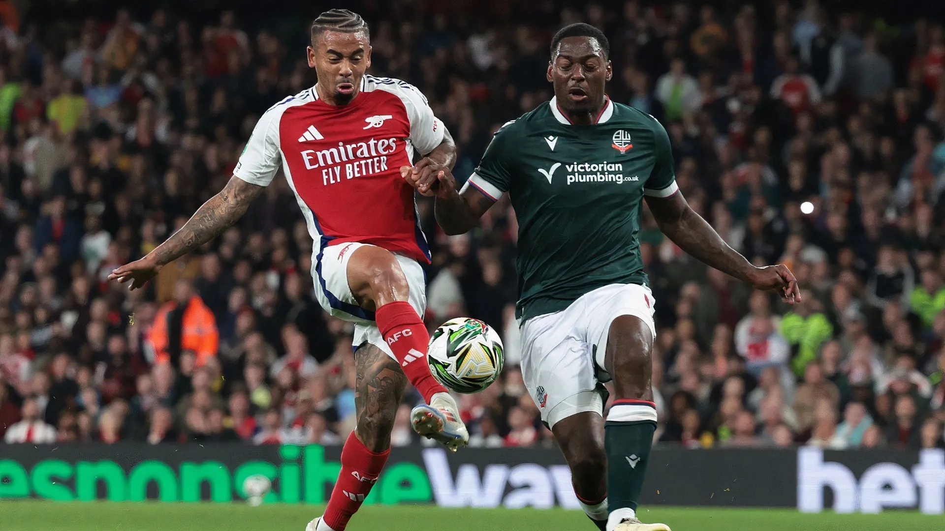 Hậu vệ Ricardo Santos trong màu áo Bolton Wanderers, mục tiêu chuyển nhượng của Sheffield Wednesday