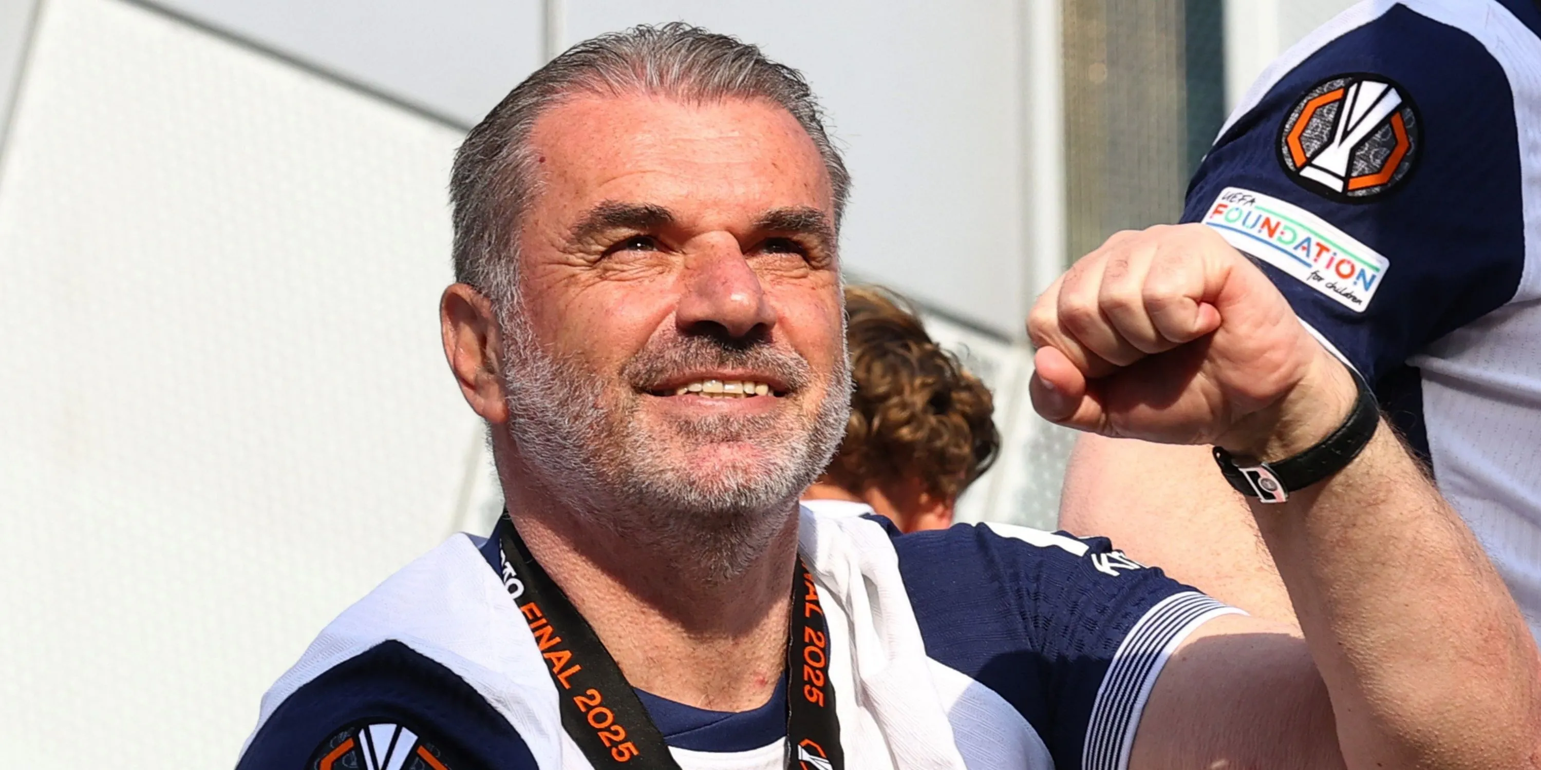 HLV Ange Postecoglou trên băng ghế huấn luyện của Tottenham tại Premier League