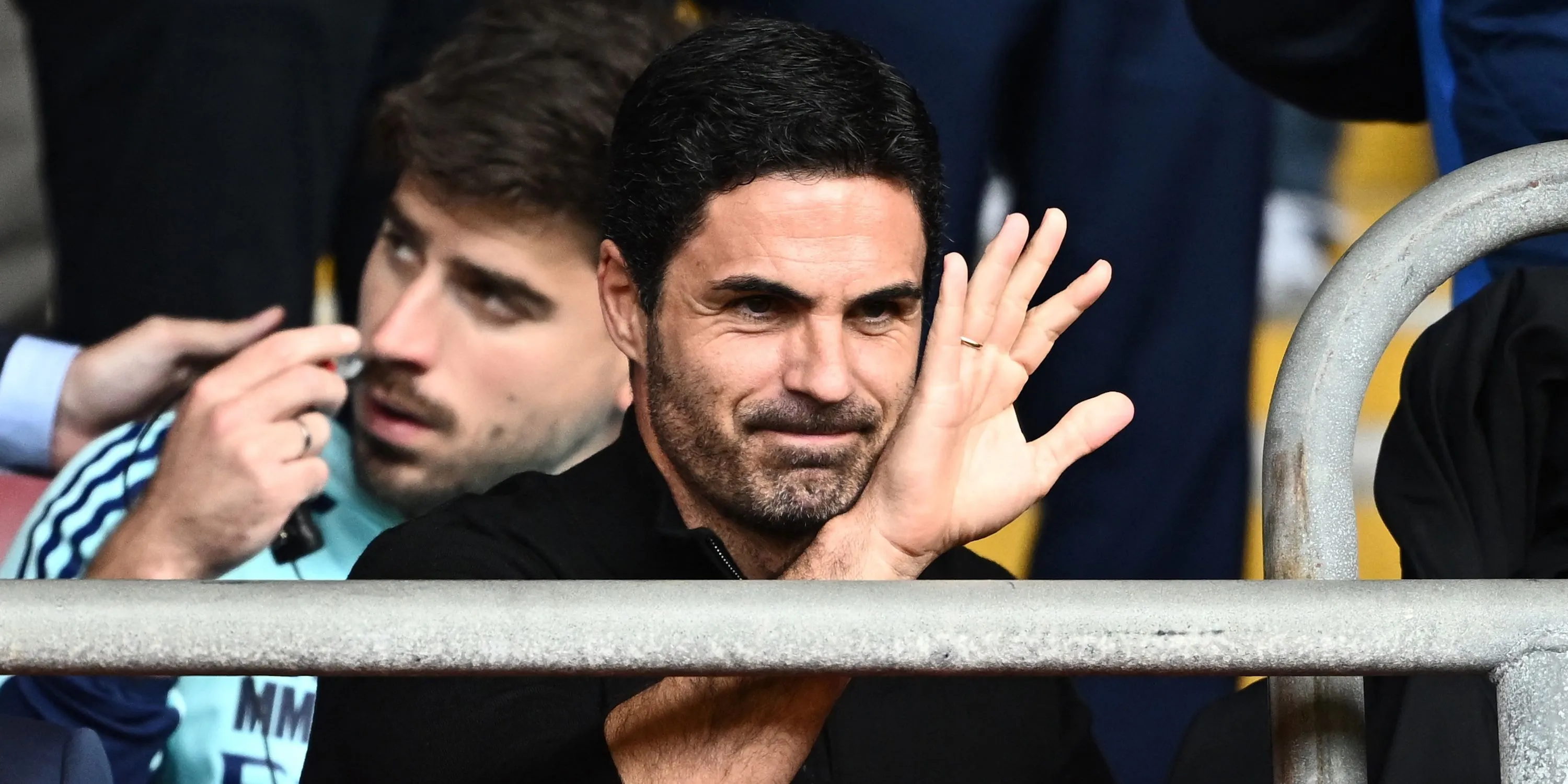 HLV Mikel Arteta trên khán đài theo dõi trận đấu của Arsenal