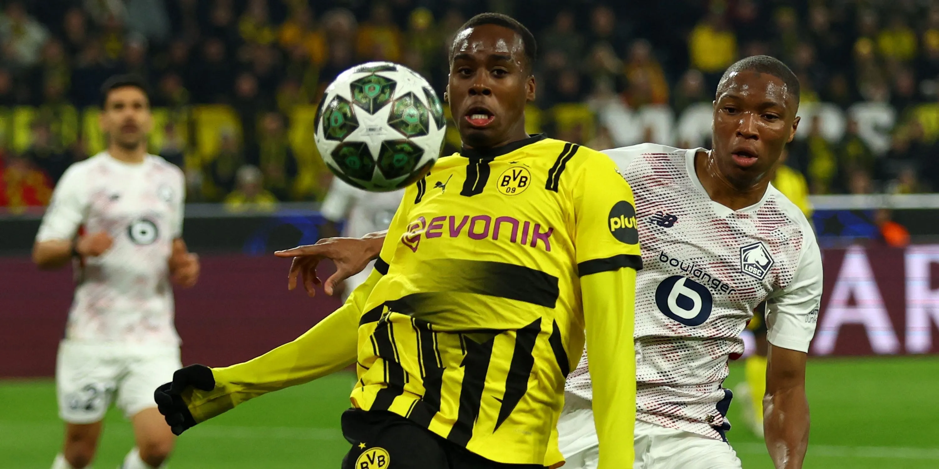 Jamie Gittens, sao chạy cánh trẻ của Dortmund, trong trận đấu