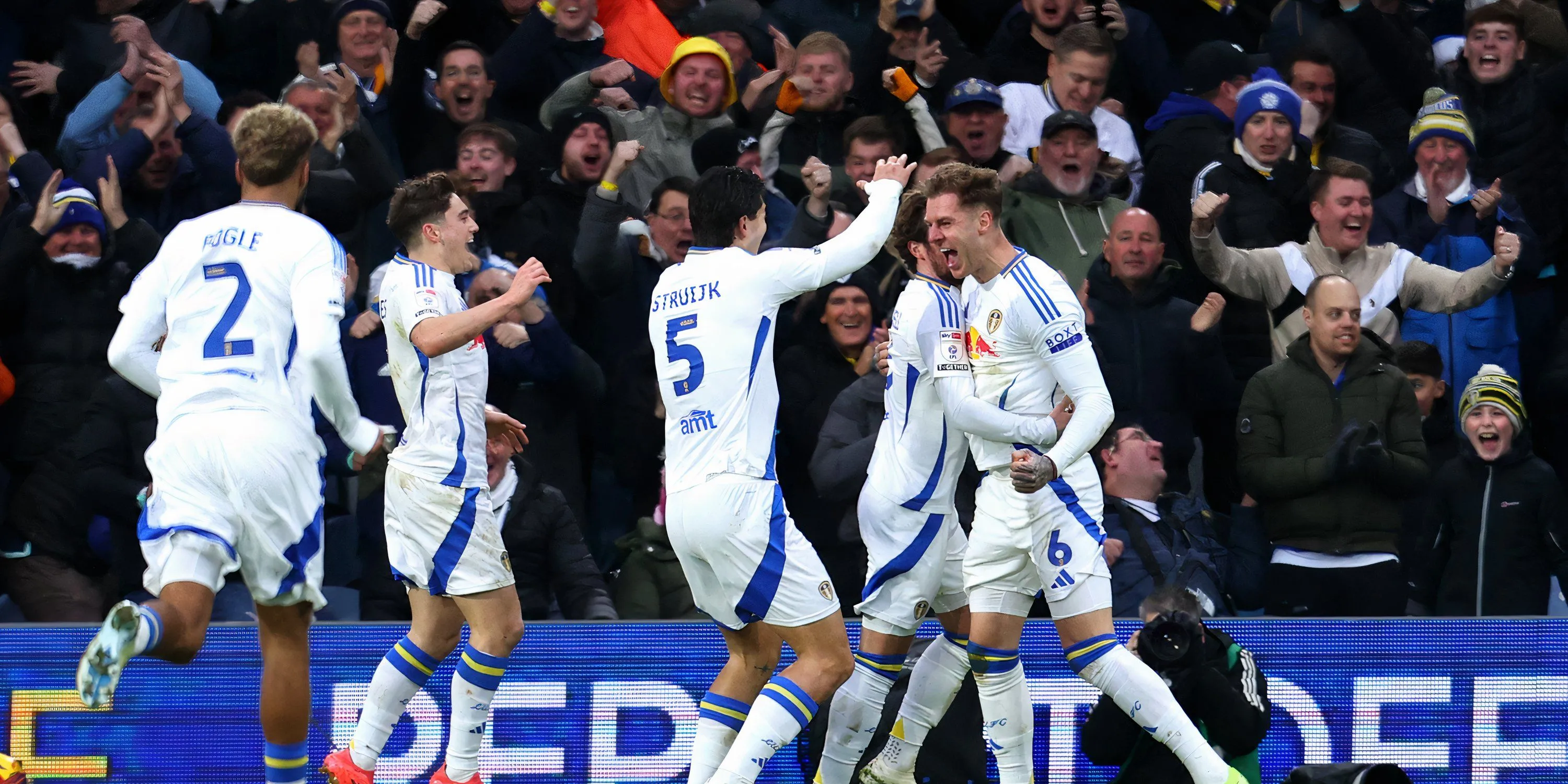Joe Rodon, trung vệ trụ cột của Leeds United, trong trận đấu ở Championship.