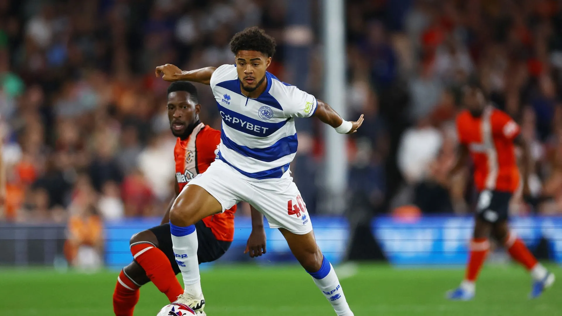 Jonathan Varane, tiền vệ của QPR, đang đứng trước tin đồn chuyển nhượng, mở ra khả năng đội bóng cần tìm người thay thế như Marc Leonard.