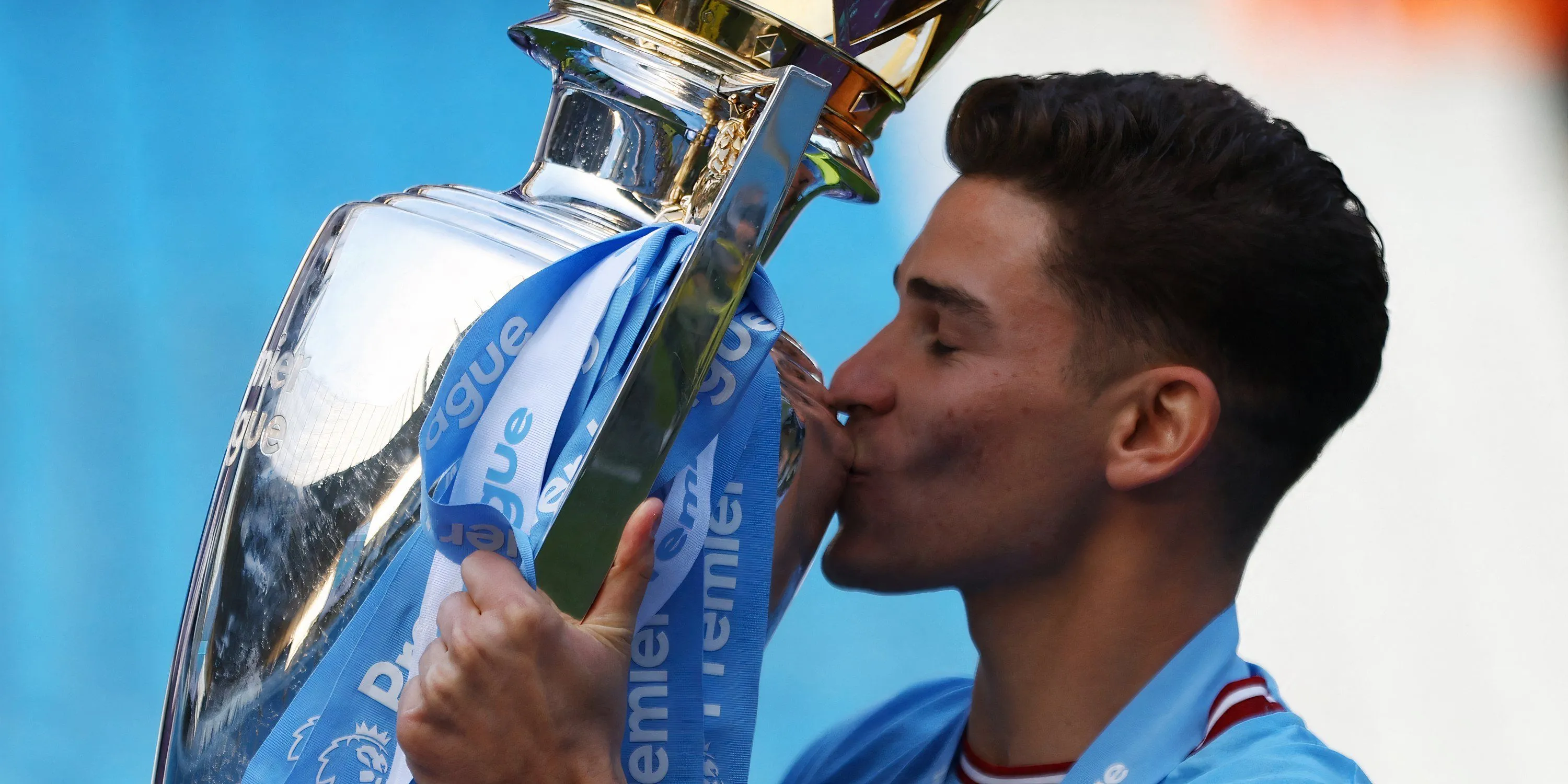 Julian Alvarez nâng cao cúp Premier League cùng Man City