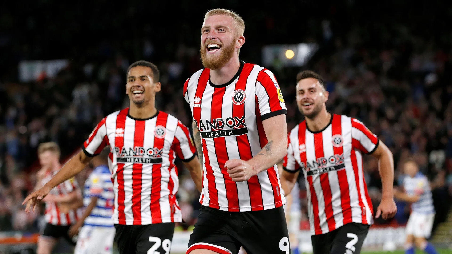 Oli McBurnie ăn mừng bàn thắng cho Sheffield United trong trận gặp Reading