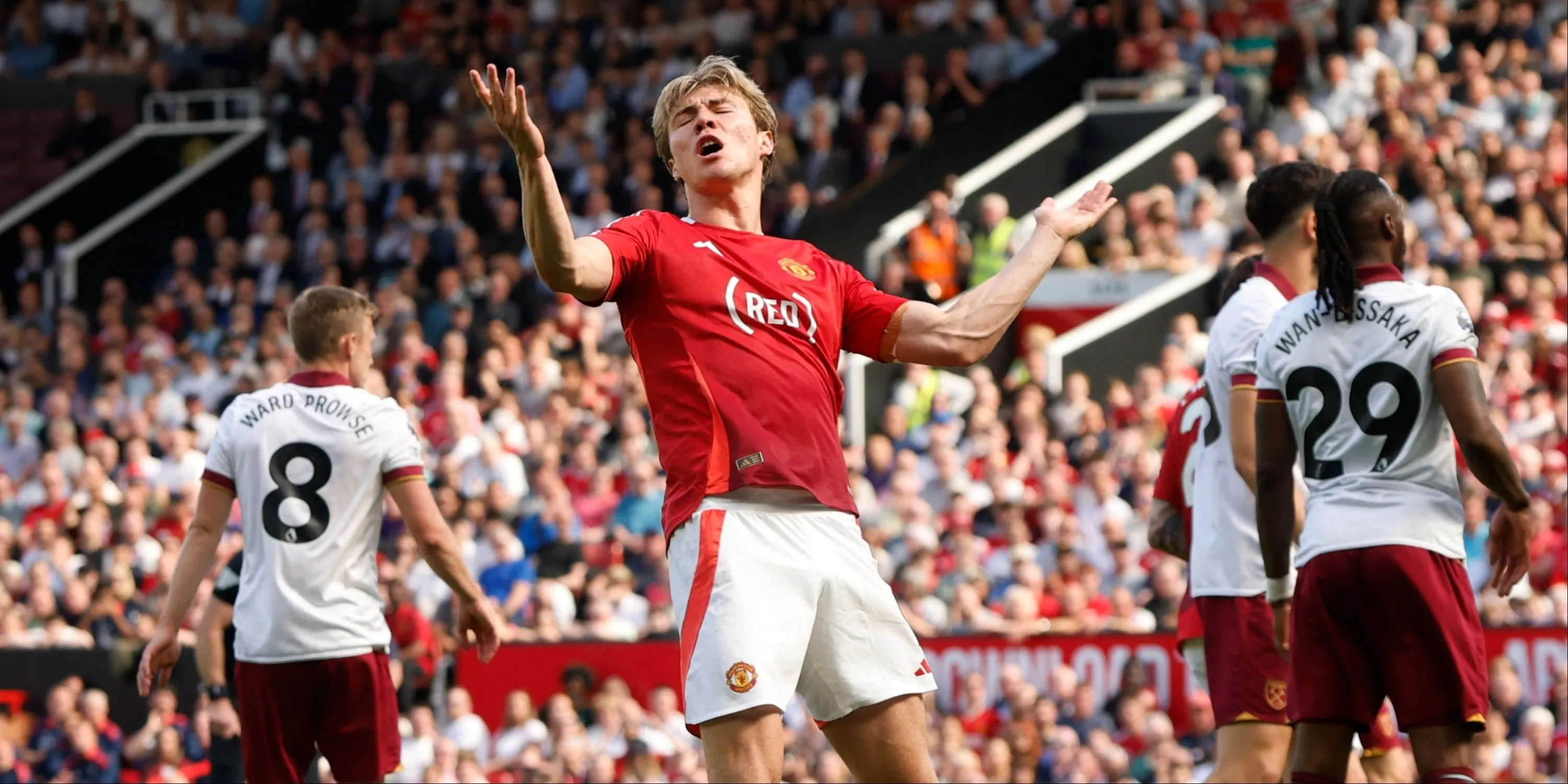 Rasmus Hojlund ăn mừng bàn thắng cho Quỷ Đỏ, liệu có chia tay Manchester United?