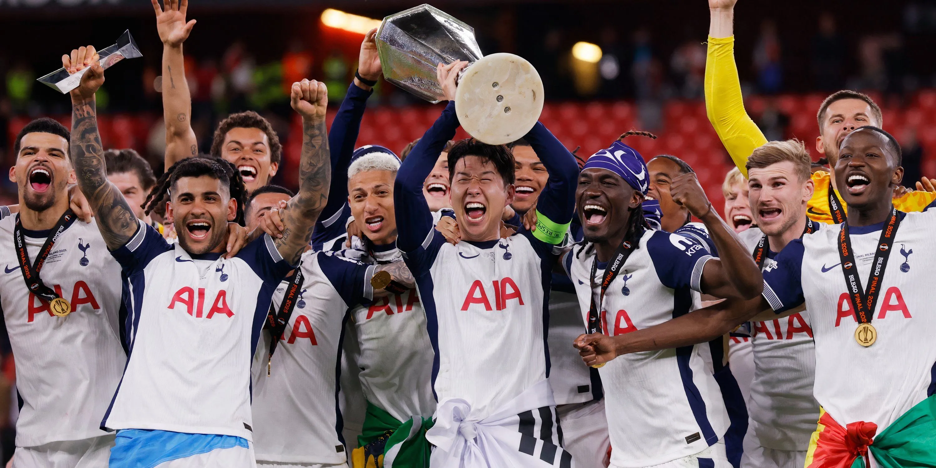 Son Heung-min, Cristian Romero và Yves Bissouma trong màu áo Tottenham