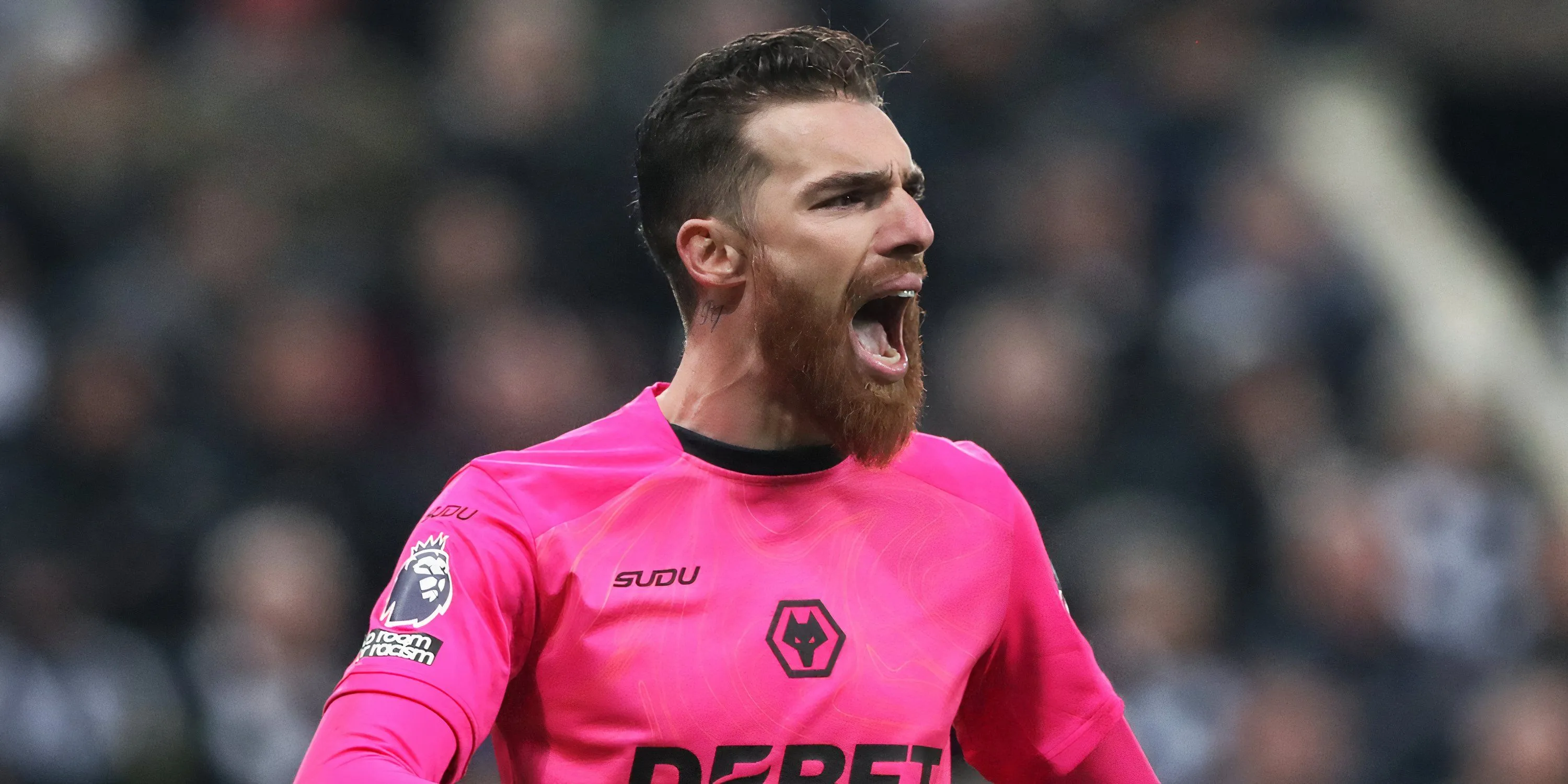 Thủ môn Jose Sa của Wolves đang tập trung trên sân Molineux