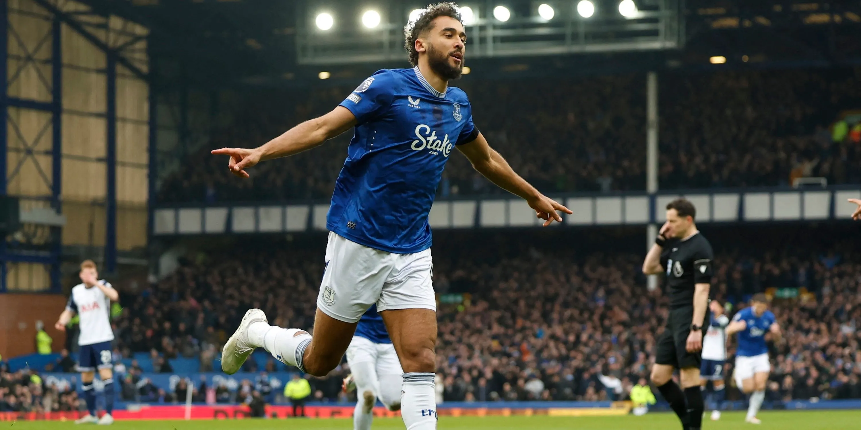 Tiền đạo Dominic Calvert-Lewin ăn mừng bàn thắng trong màu áo Everton.