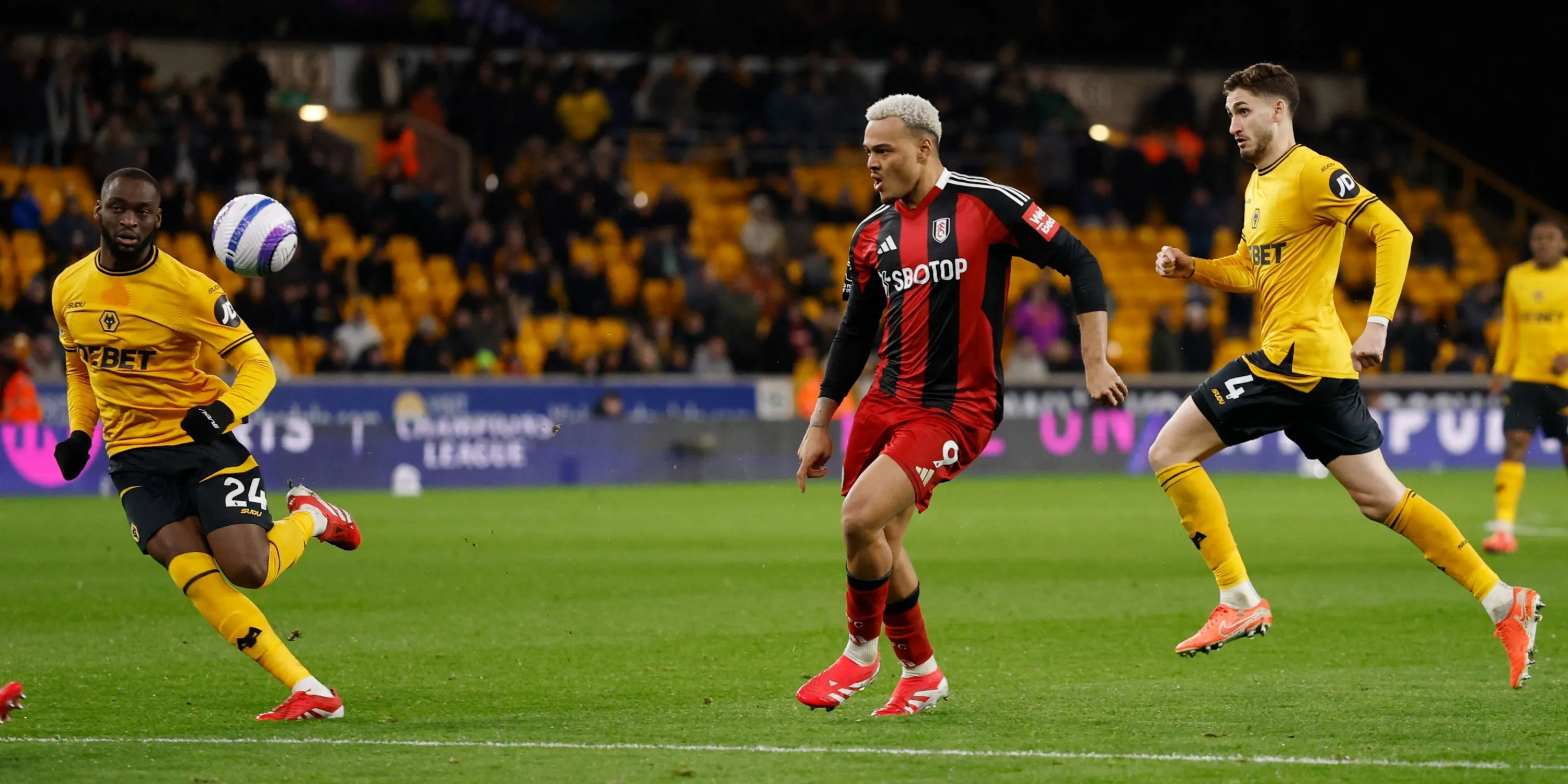 Tiền đạo Rodrigo Muniz thể hiện khả năng tại Premier League.