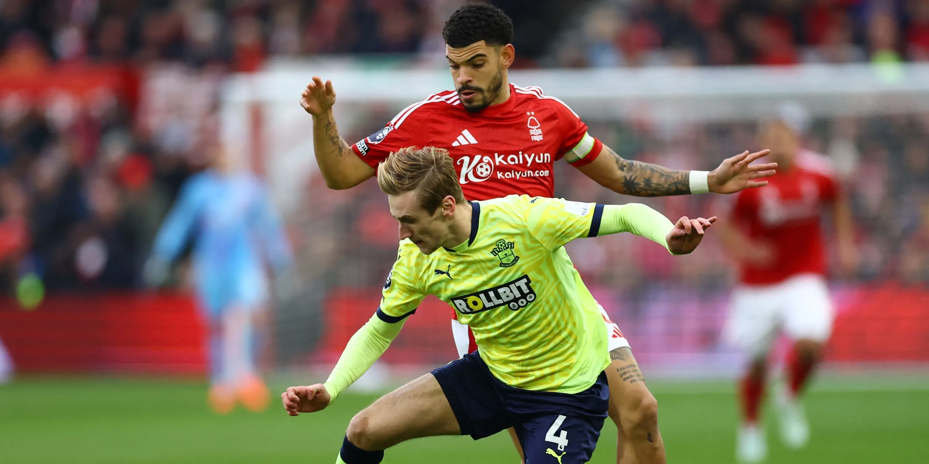 Tiền vệ Flynn Downes (Southampton) trong một pha tranh bóng tại Premier League