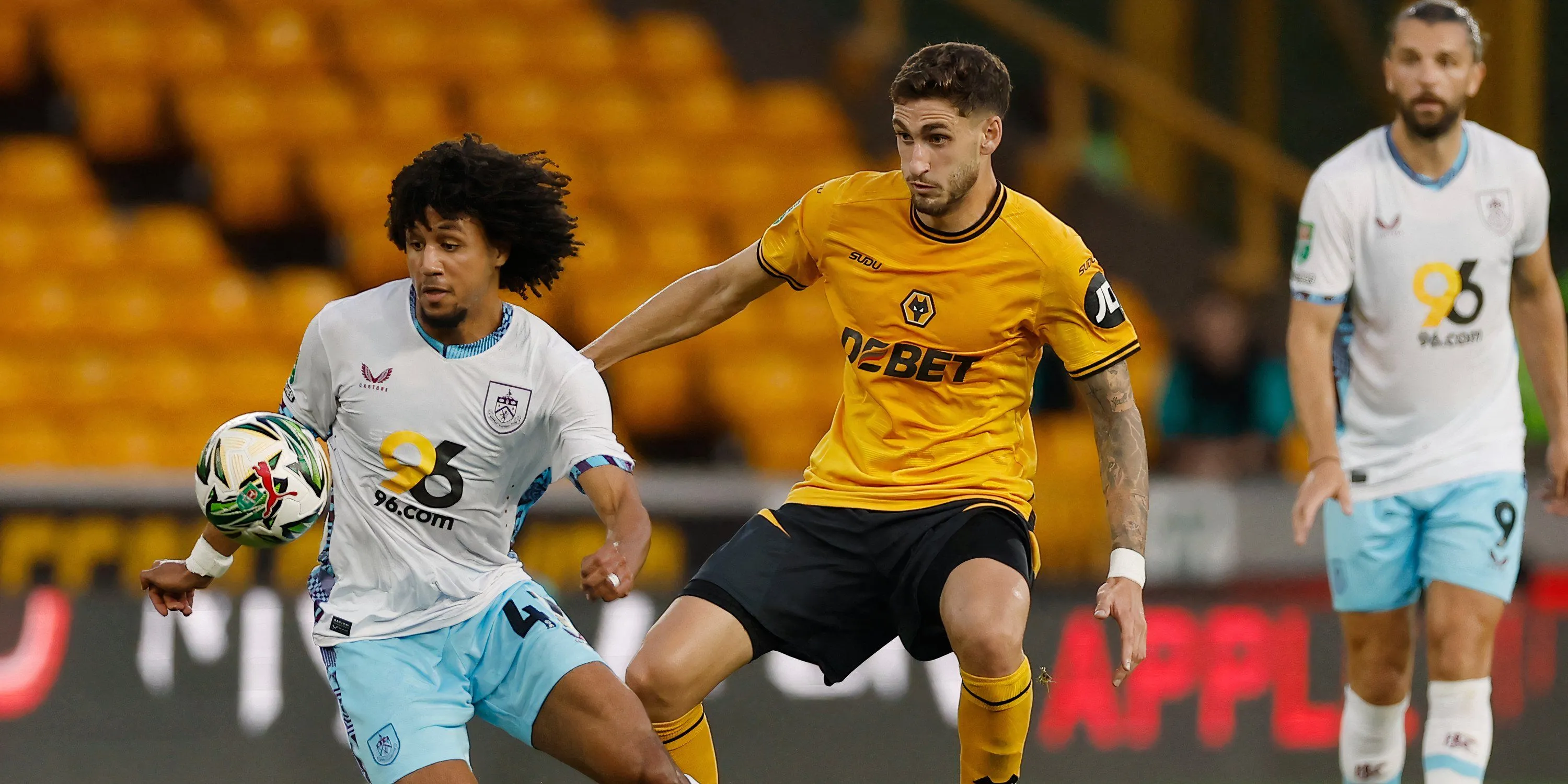 Trung vệ Santiago Bueno của Wolves trong một pha tranh chấp tại Ngoại hạng Anh