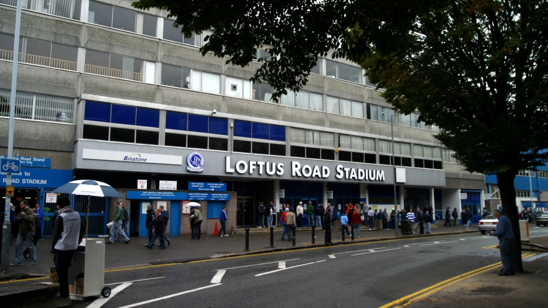 Bầu không khí sôi động bên ngoài sân vận động Loftus Road của QPR