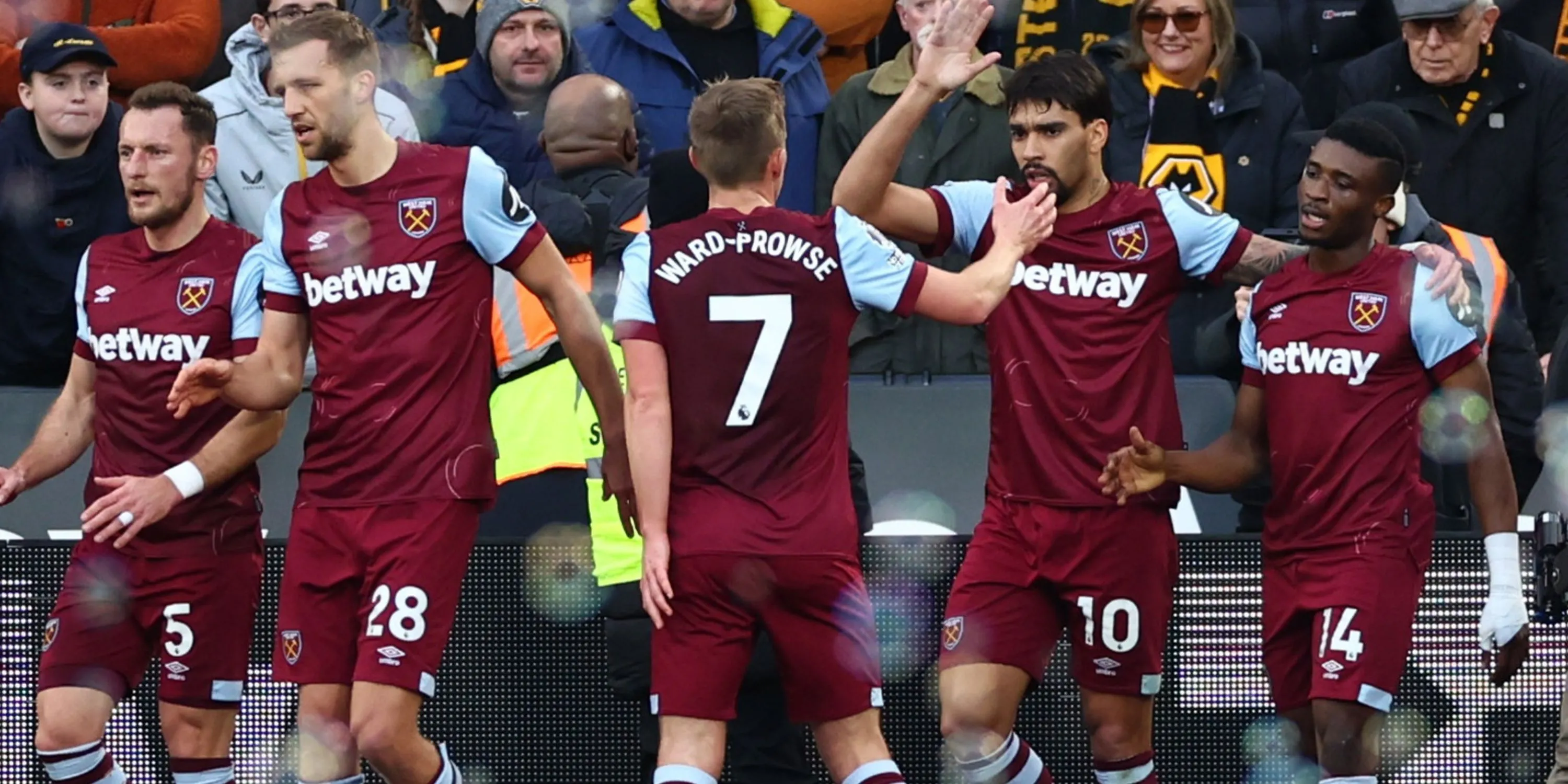 Các cầu thủ West Ham United ăn mừng bàn thắng vào lưới Wolves