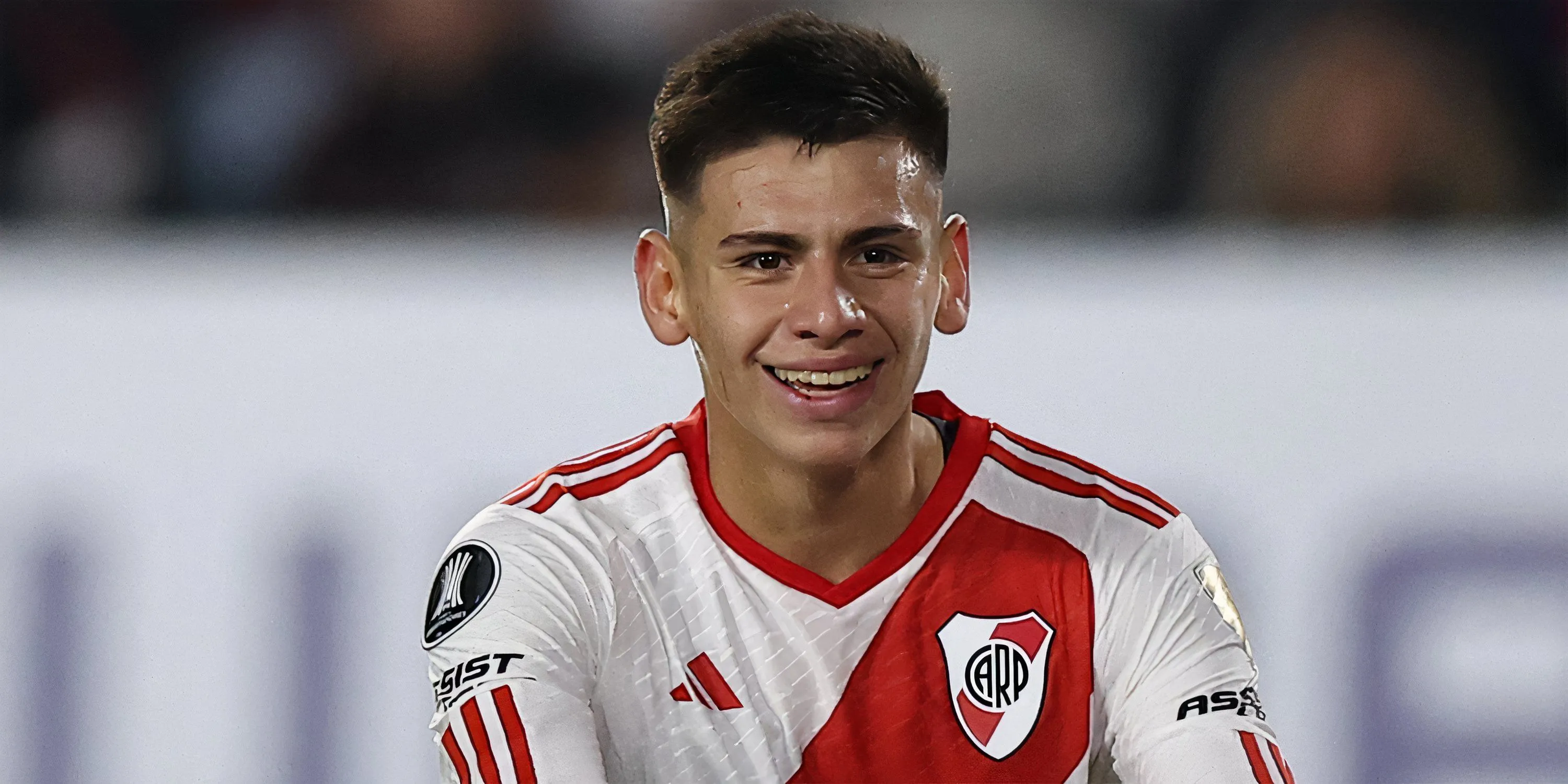 Claudio Echeverri thi đấu trong màu áo River Plate trước khi gia nhập Manchester City