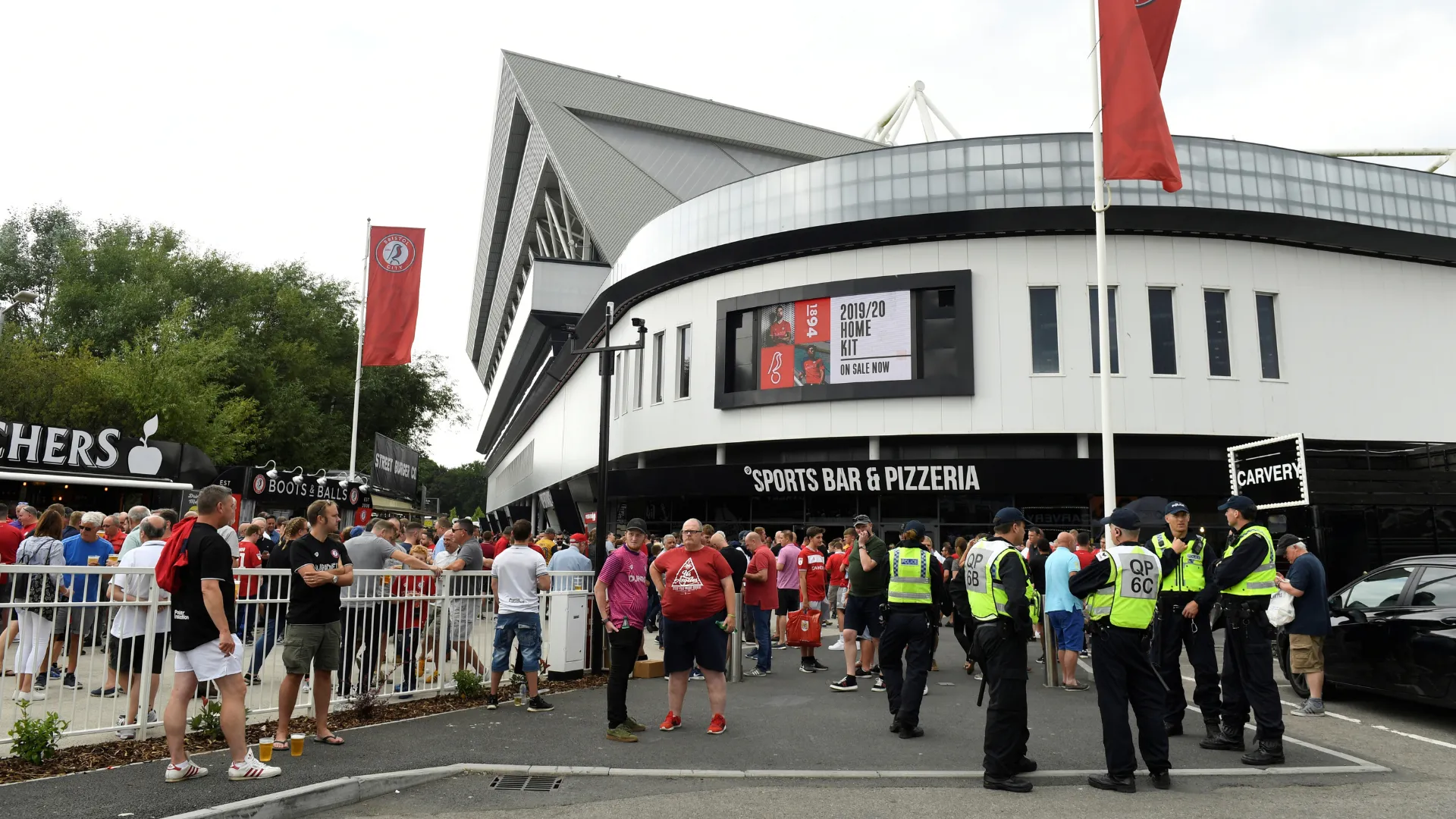 Cổng ngoài sân vận động Ashton Gate của Bristol City