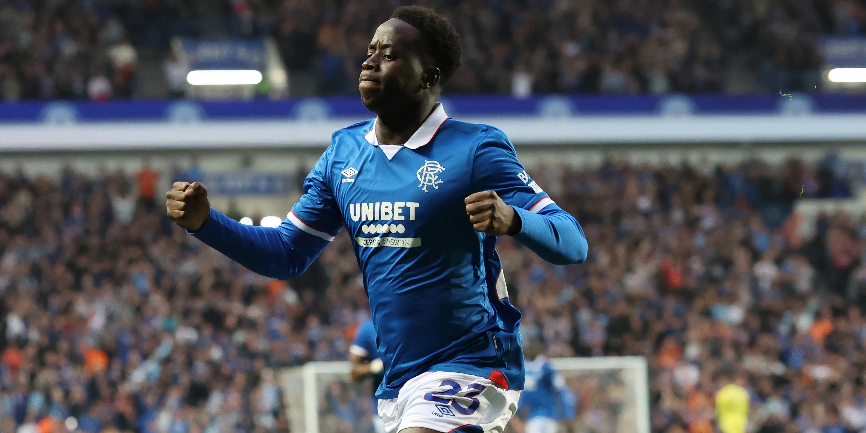 Djeidi Gassama, cầu thủ của Rangers, đang ăn mừng bàn thắng trong trận đấu Champions League, thể hiện niềm vui và sự phấn khích.
