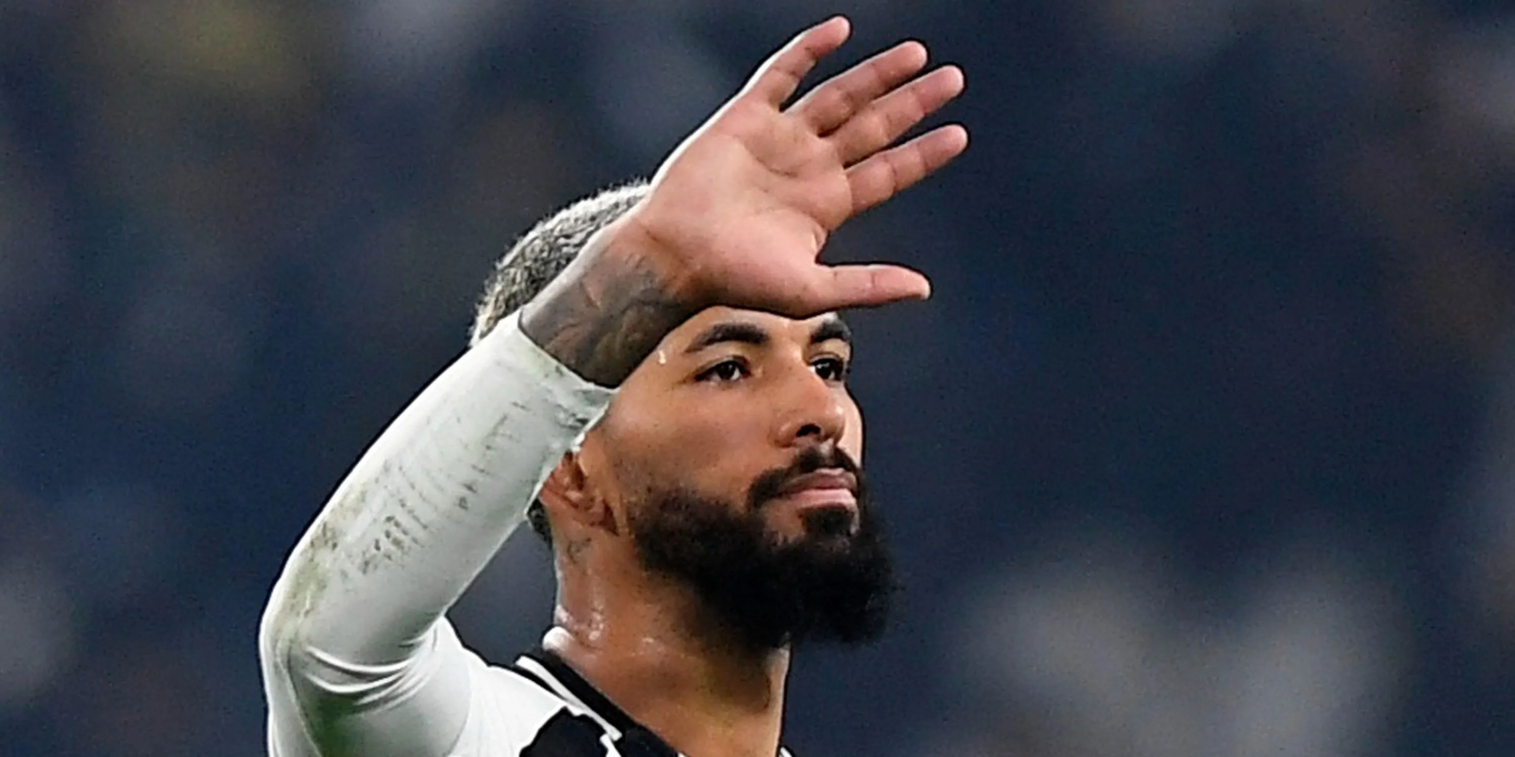 Douglas Luiz thi đấu cho Juventus ở Serie A